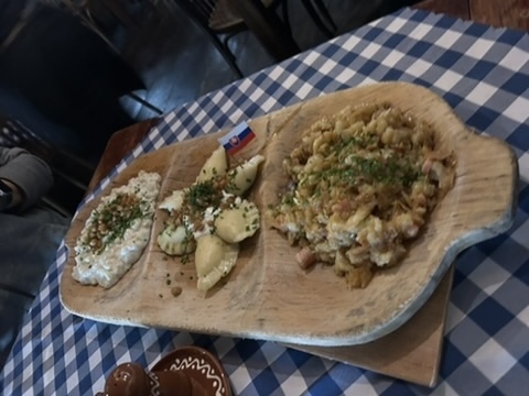 左から（おそらく）、Bryndzové halušky、Bryndzové pirohy、Strapačky。真ん中にある国旗がかわいい