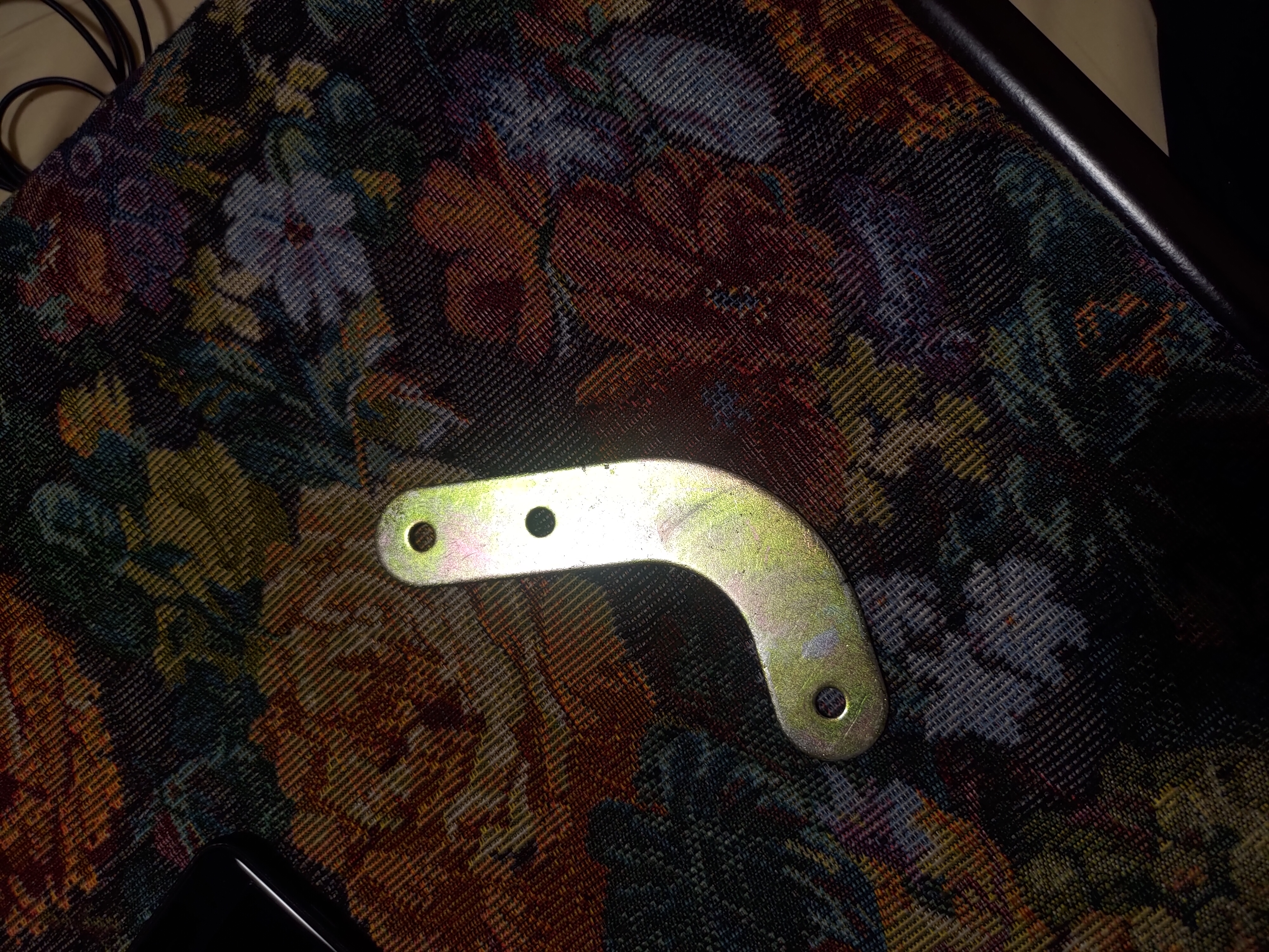 折り畳み座椅子の金属プレート