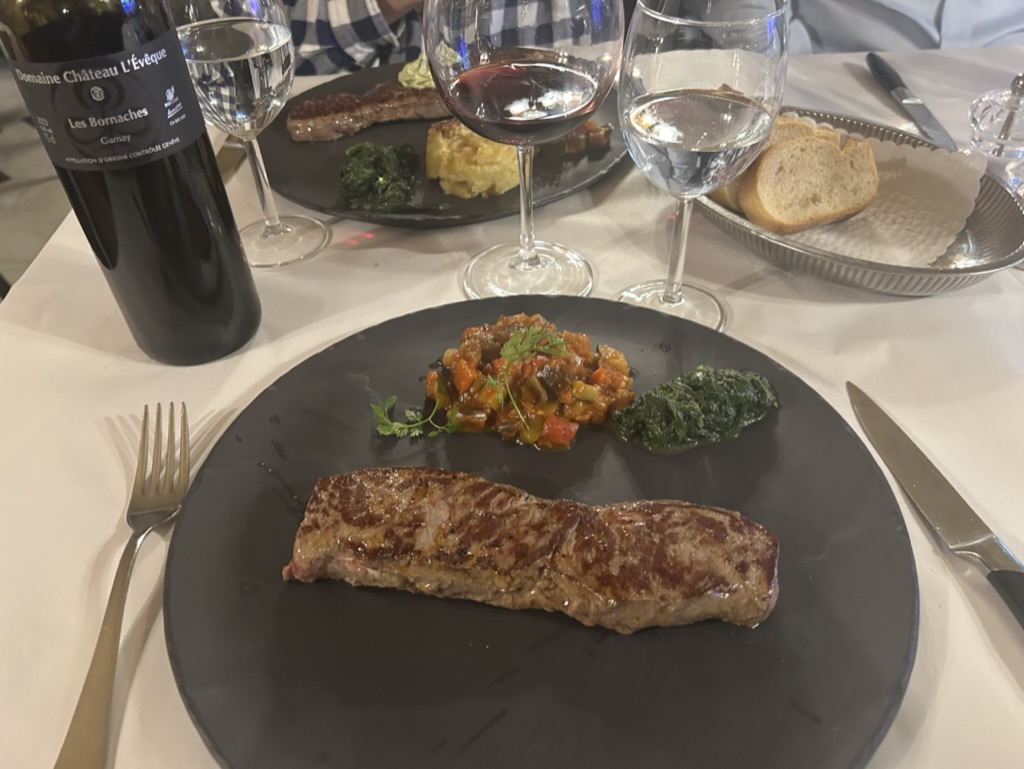 うまい肉とワイン(左上)