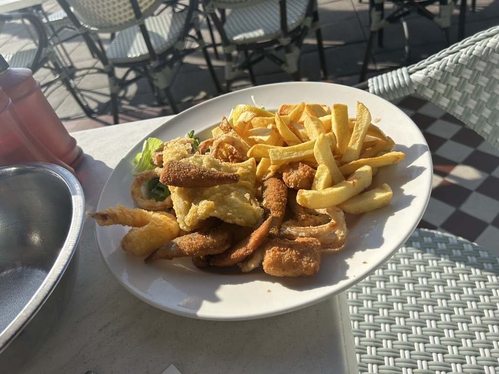 Fish & Chipps（ではなく揚げ物の盛り合わせ）