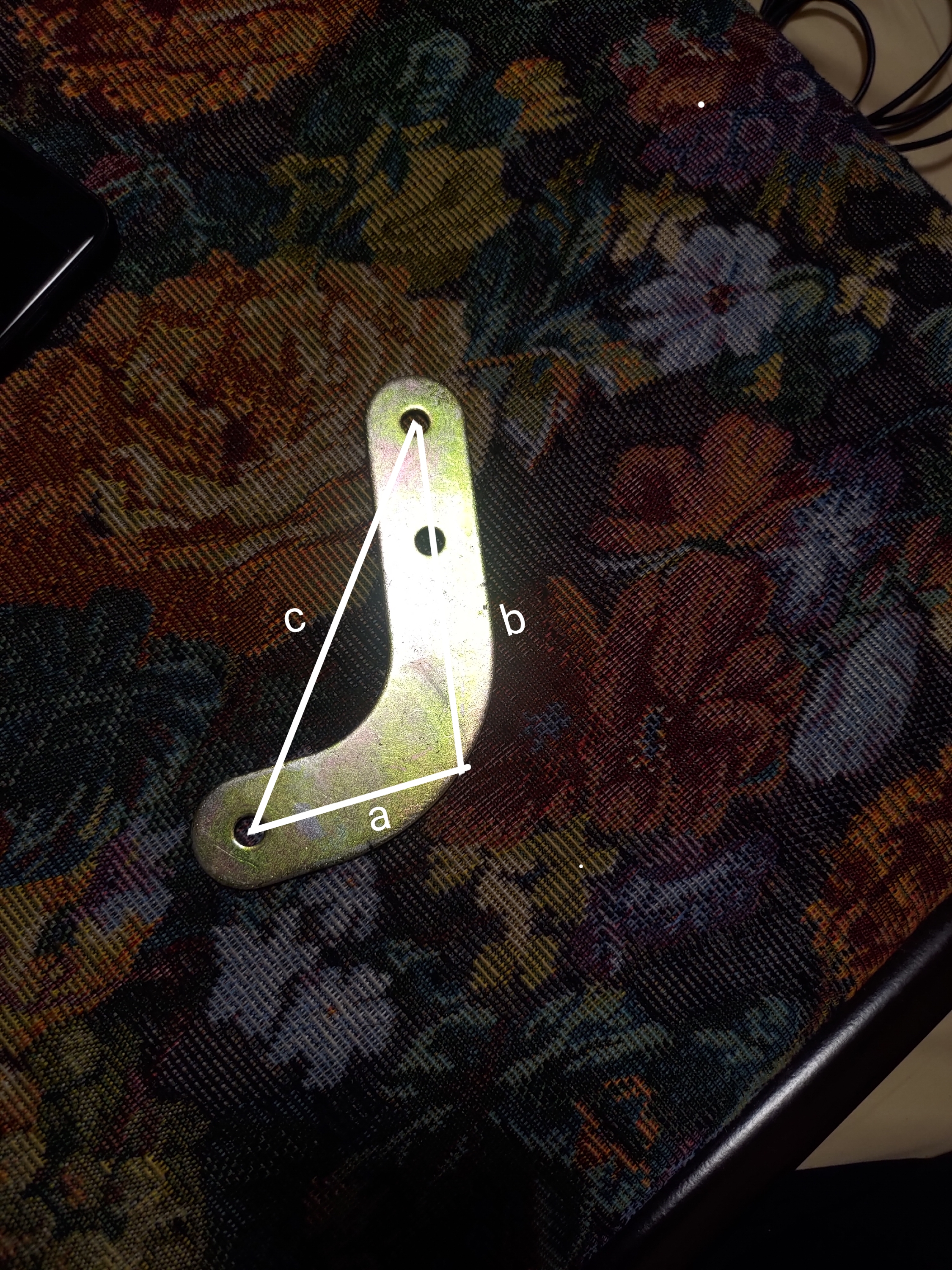 金属プレートにおける三角形