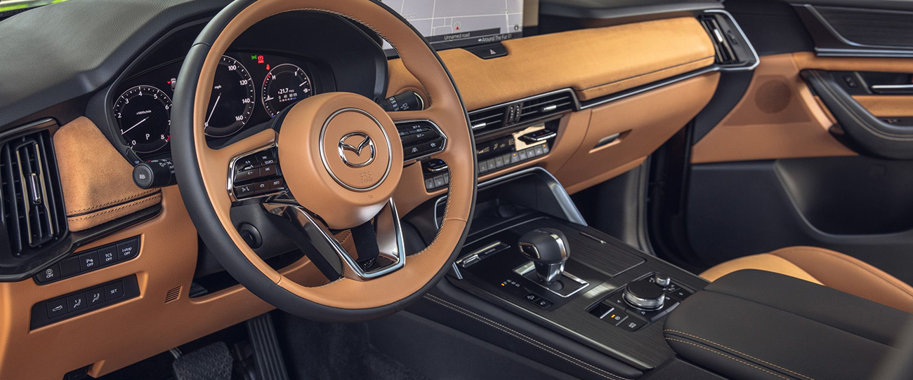 Vue intérieur du Mazda CX-90 2025 et de son tableau de bord luxueux