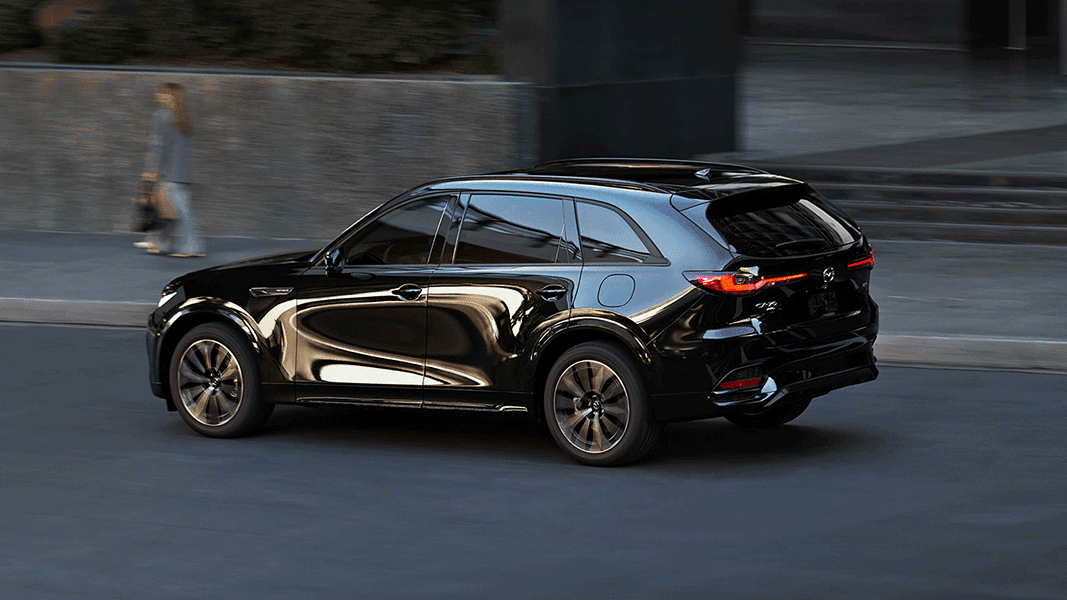 Vue latérale de la Mazda CX-70 2025 sur route en pleine puissance