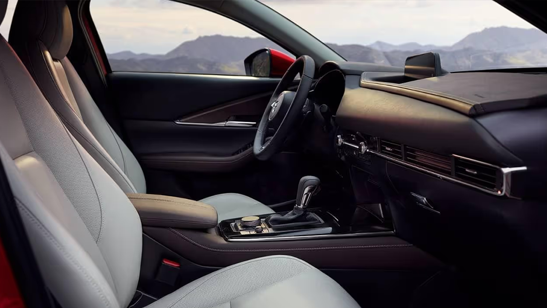 Vue intérieur du Mazda MX-30 2025 et de son tableau de bord