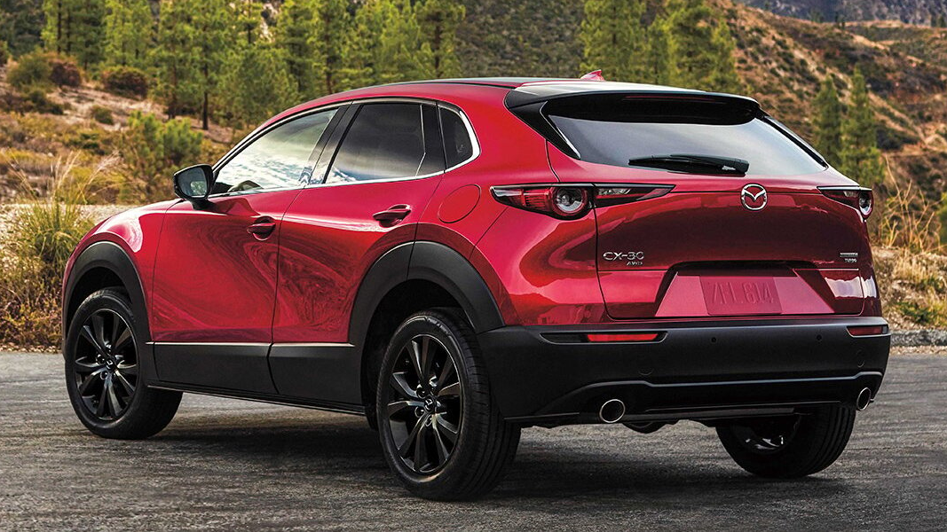 Vue arrière du Mazda MX-30 2025 en arrêt en bord de montagne