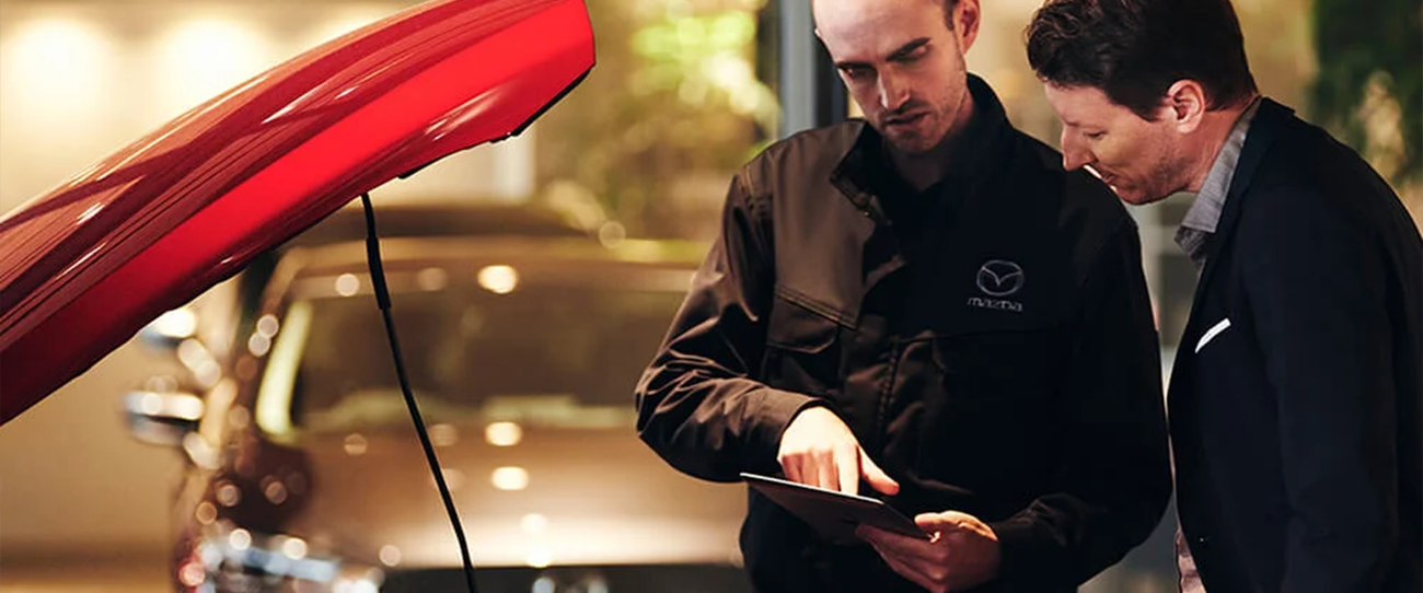Préposé au service avec Client Mazda pour l'entretien d'une Mazda Hybride