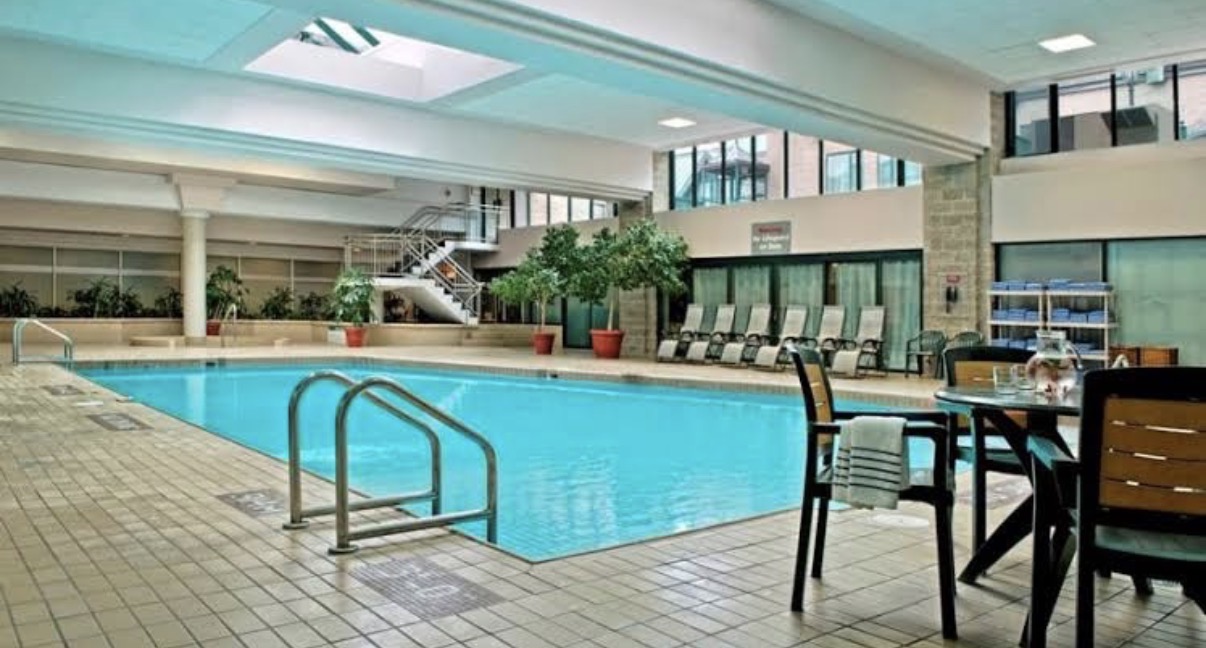 The hotel’s indoor pool offers guests a tranquil escape, complete with soft lighting, poolside seating and a calm, spa-like atmosphere.