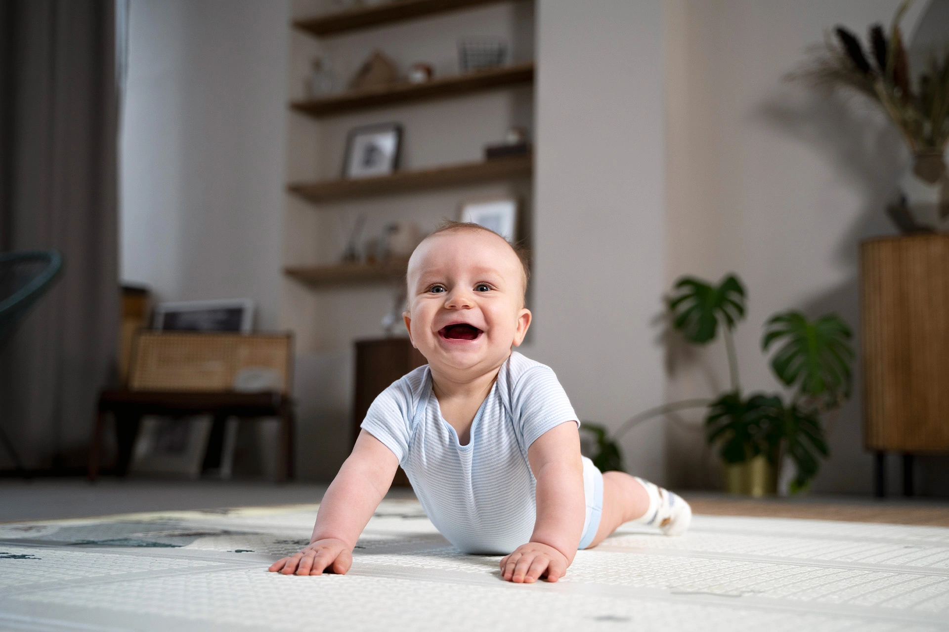  Кога бебетата започват да се усмихват и 7 дейности, които да го насърчат 