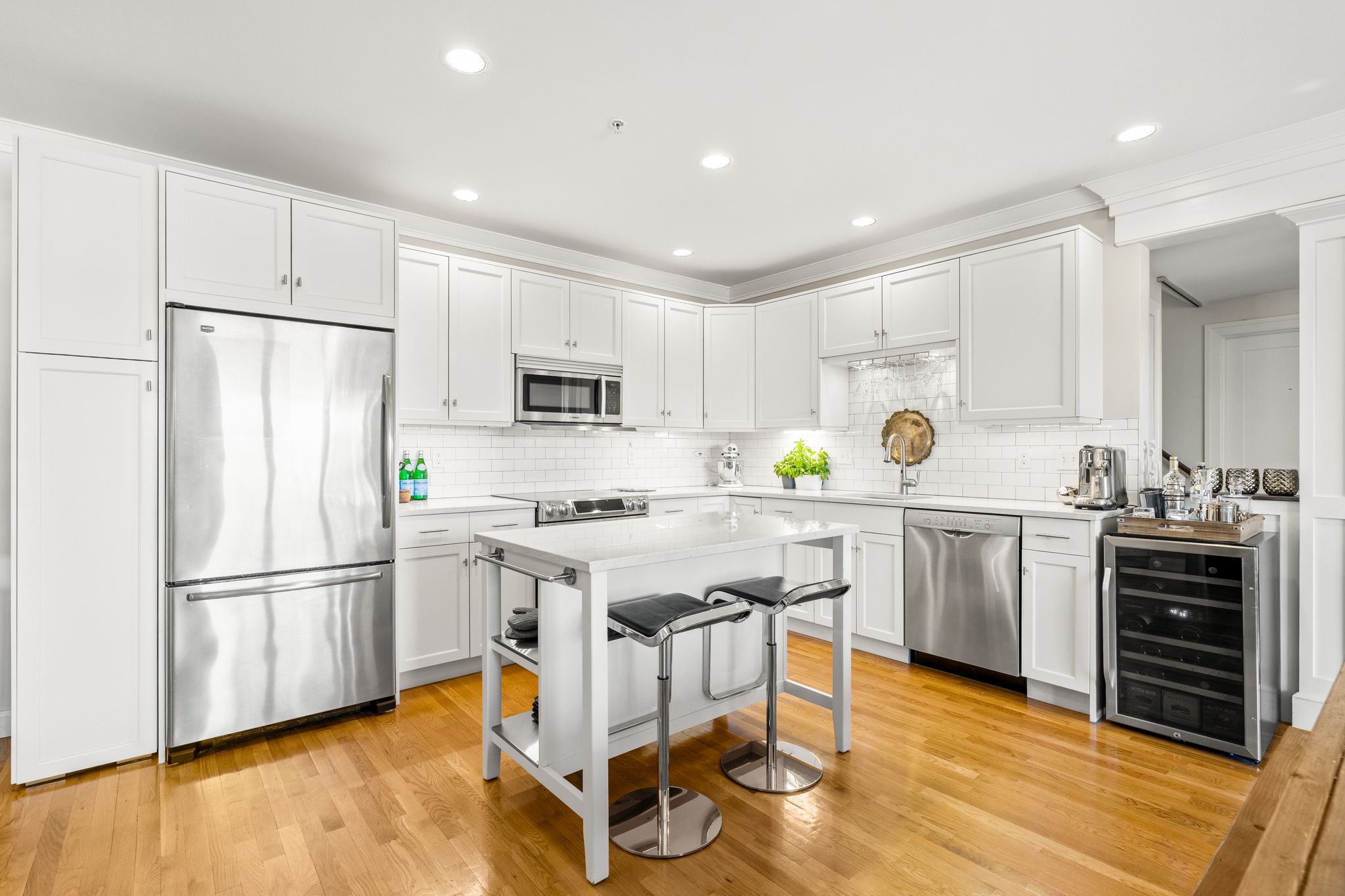 156 Green St Unit 301 — kitchen
