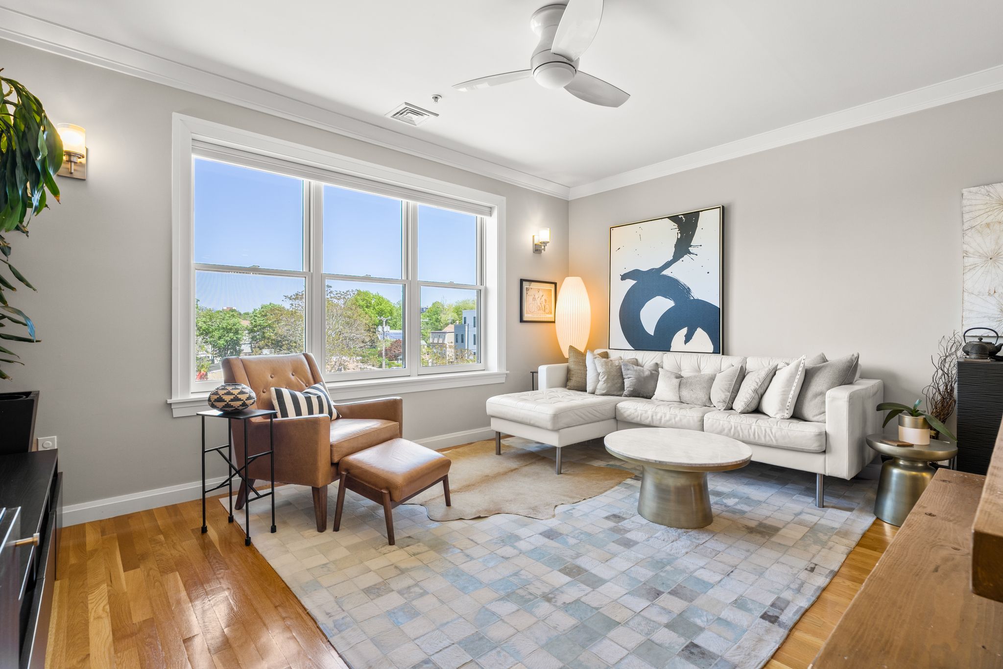 156 Green St Unit 301 — living room