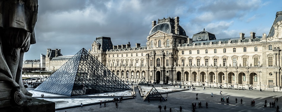Walk From The Notre Dame To The Louvre