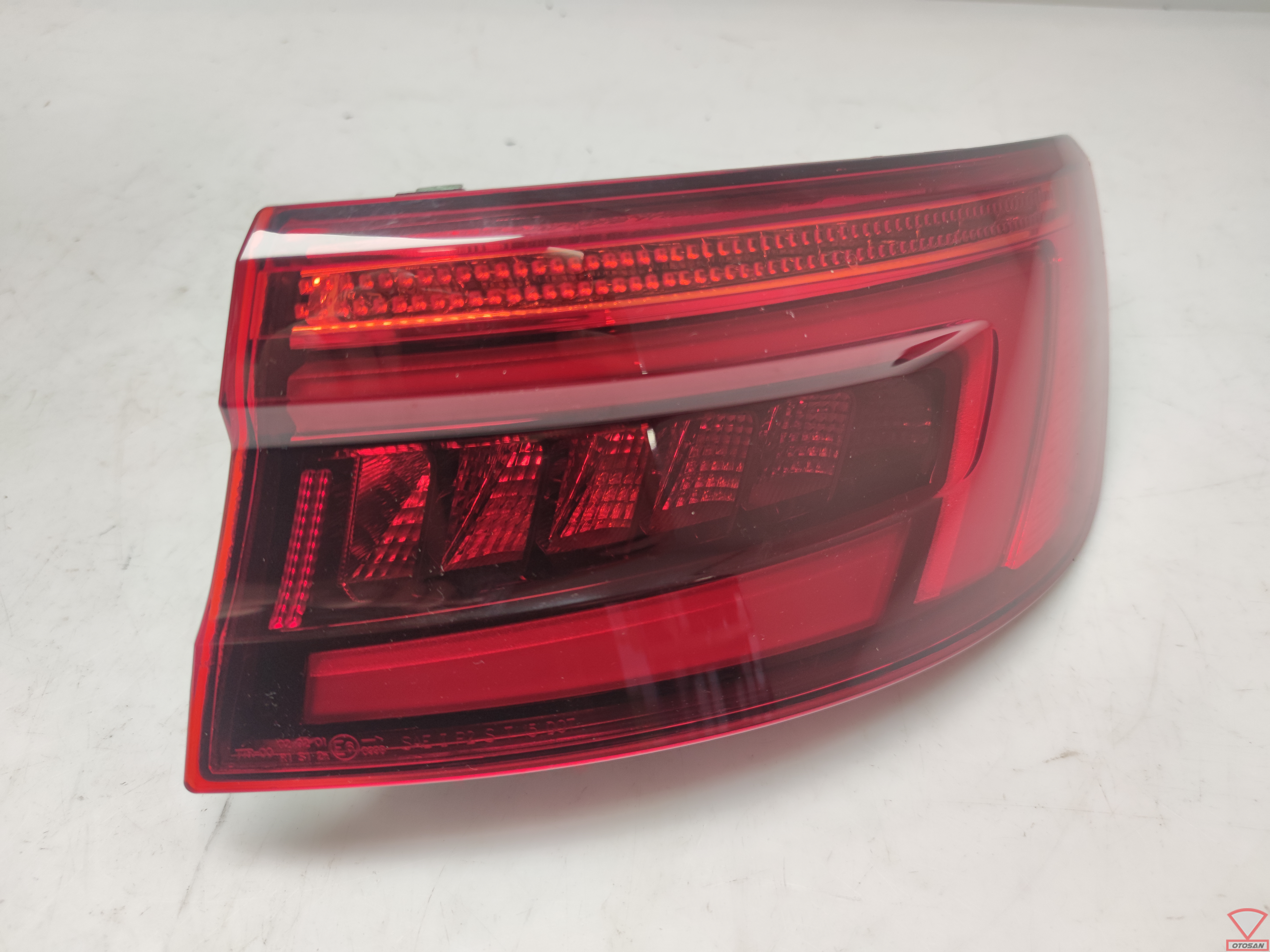 Audi A4 8W Limousine Dynamisches LED Rücklicht Rechts Neu!