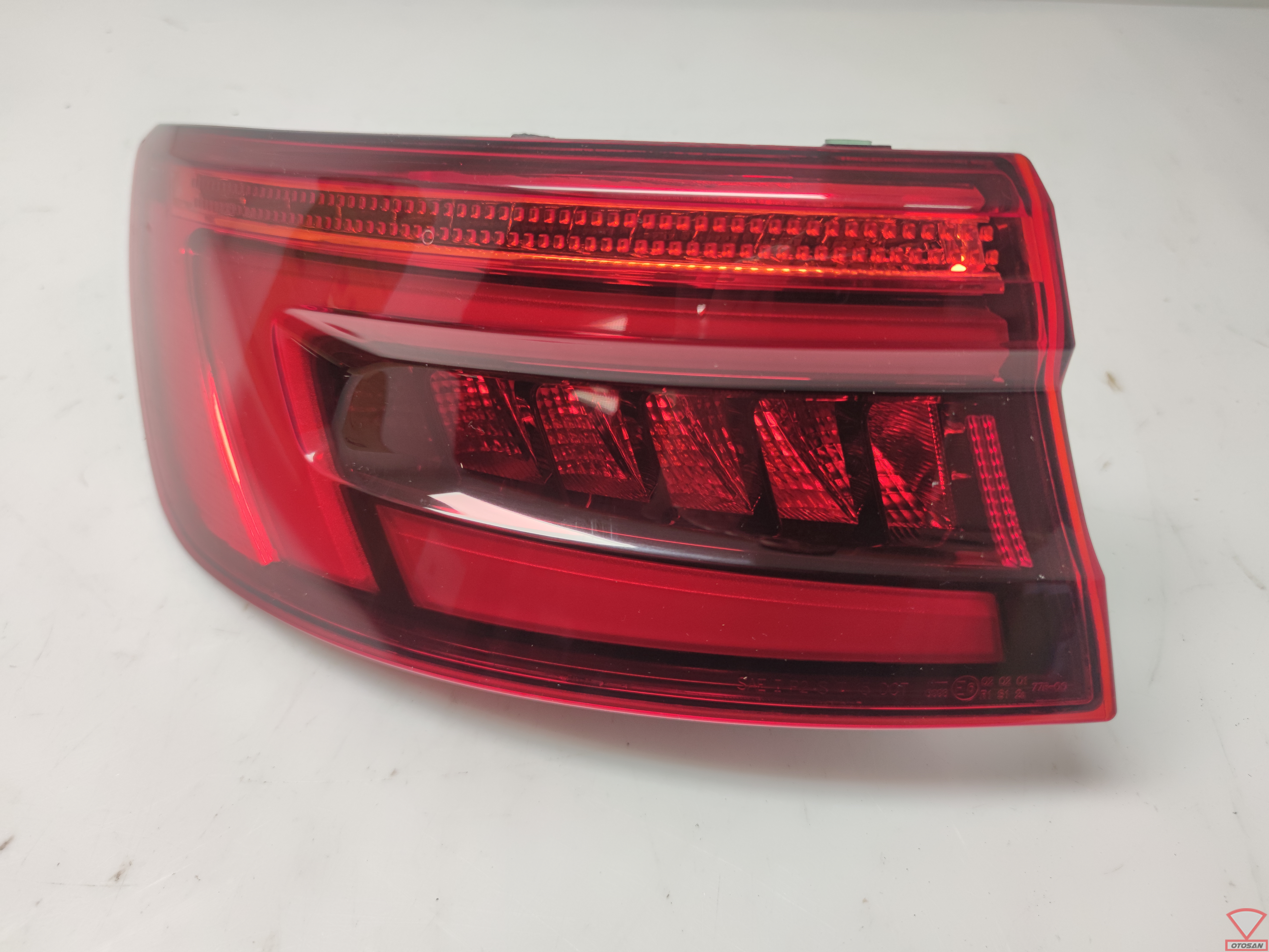 Audi A4 8W Limousine Dynamic LED Rücklicht links außen Neu!