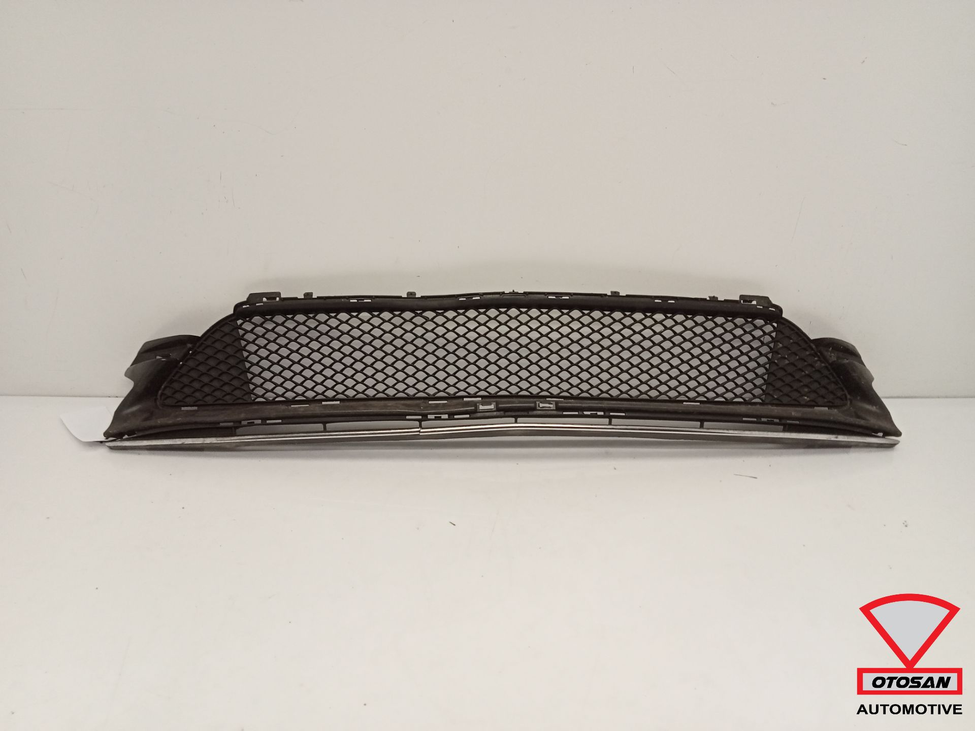 Mercedes C W205 Facelift Bumper Rooster Midden a2058852501