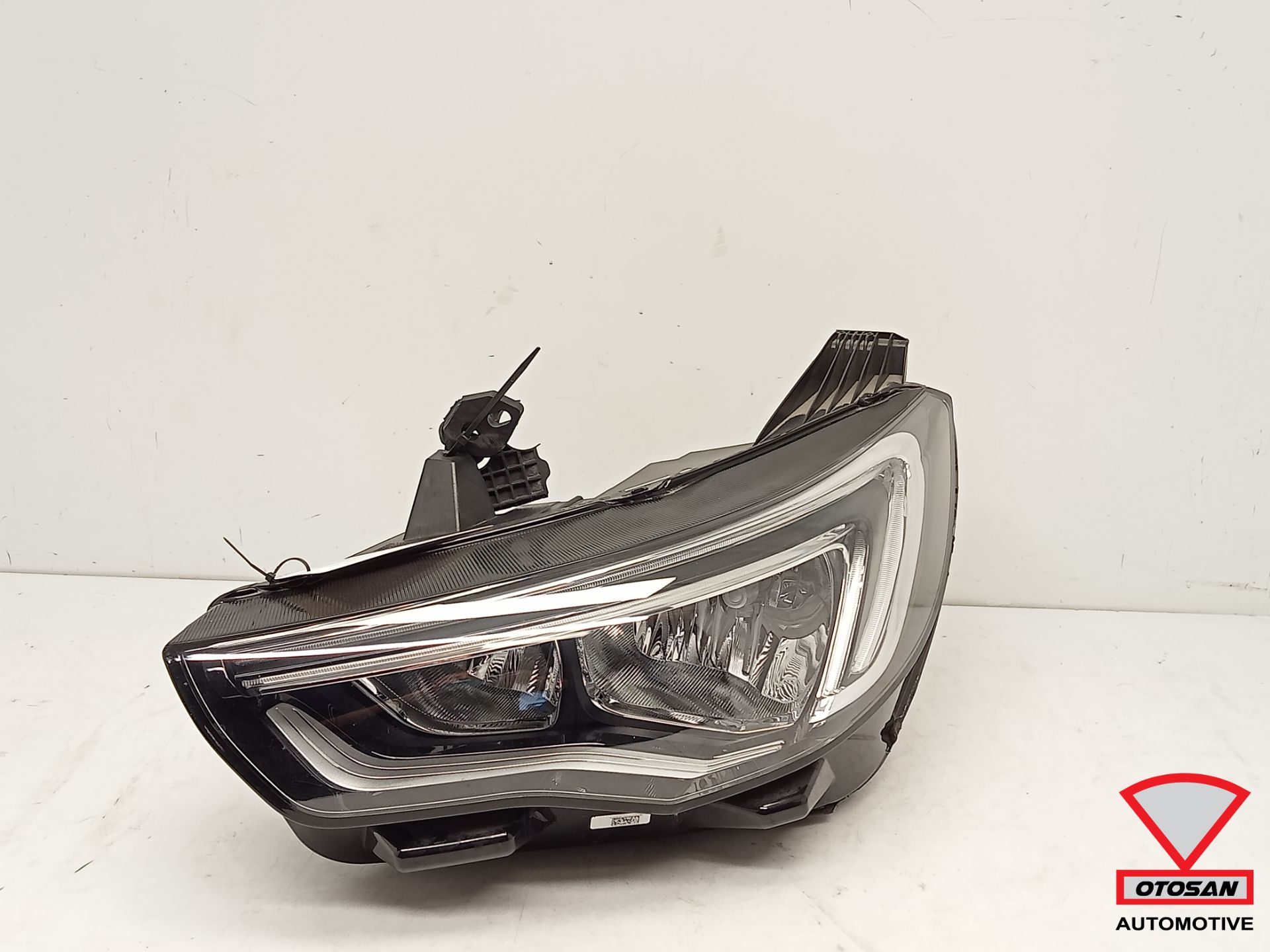 Opel Grandland X Halogen Headlight Left YP00015780