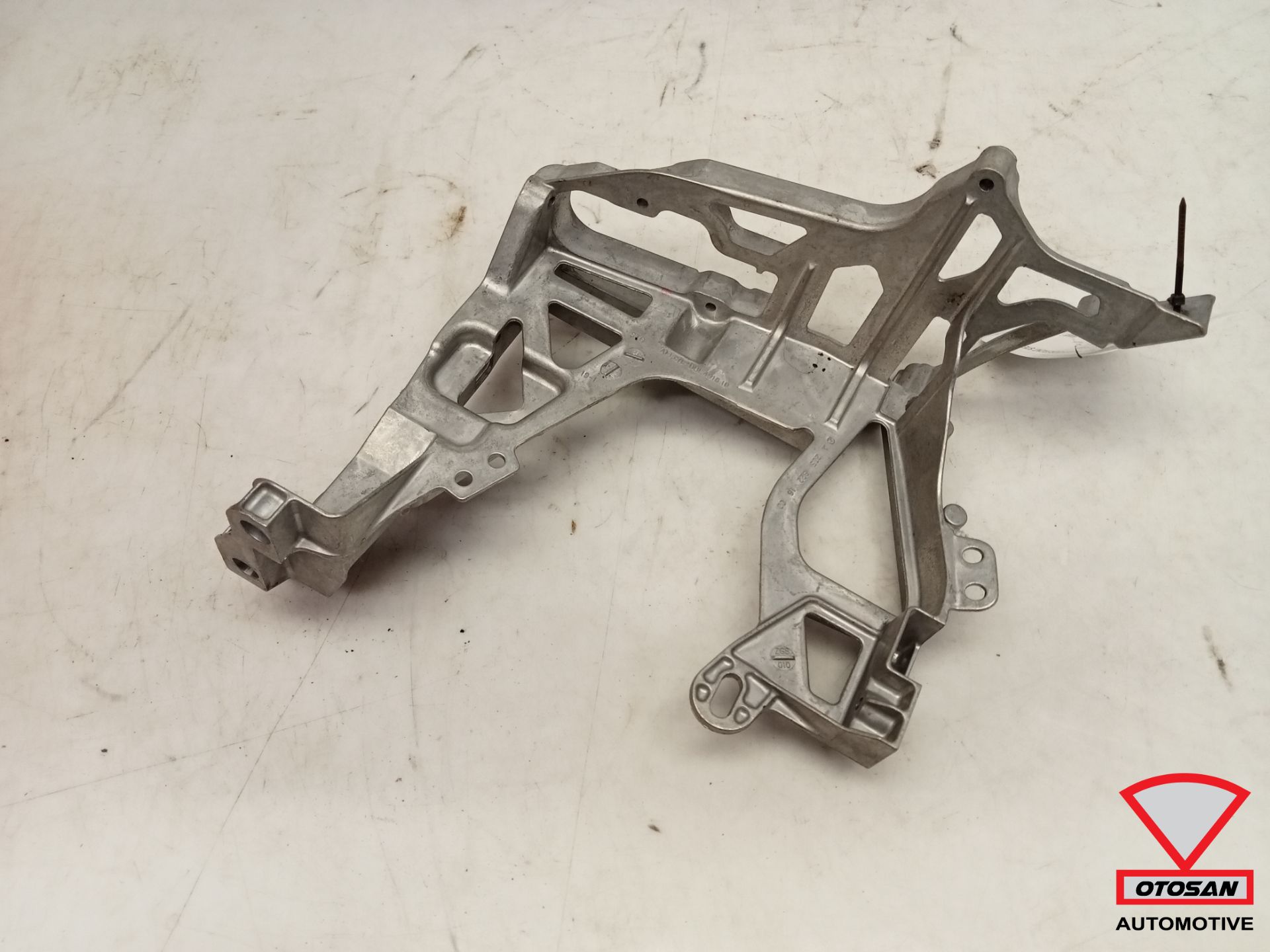 Mercedes C Klasse W205 Voorfront Steun Rechts A2056221600