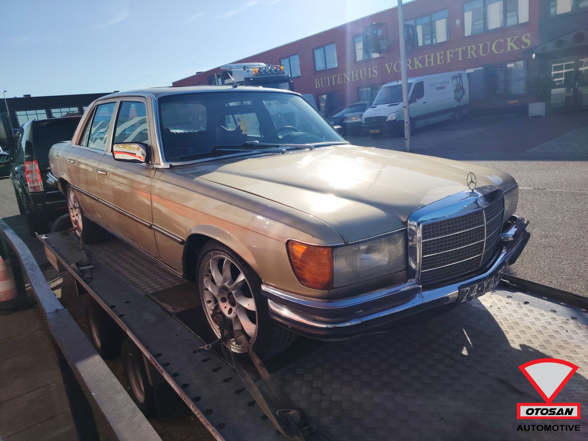 Démontage en pièces détachées d'une Mercedes Classe S W116 Classic 280S