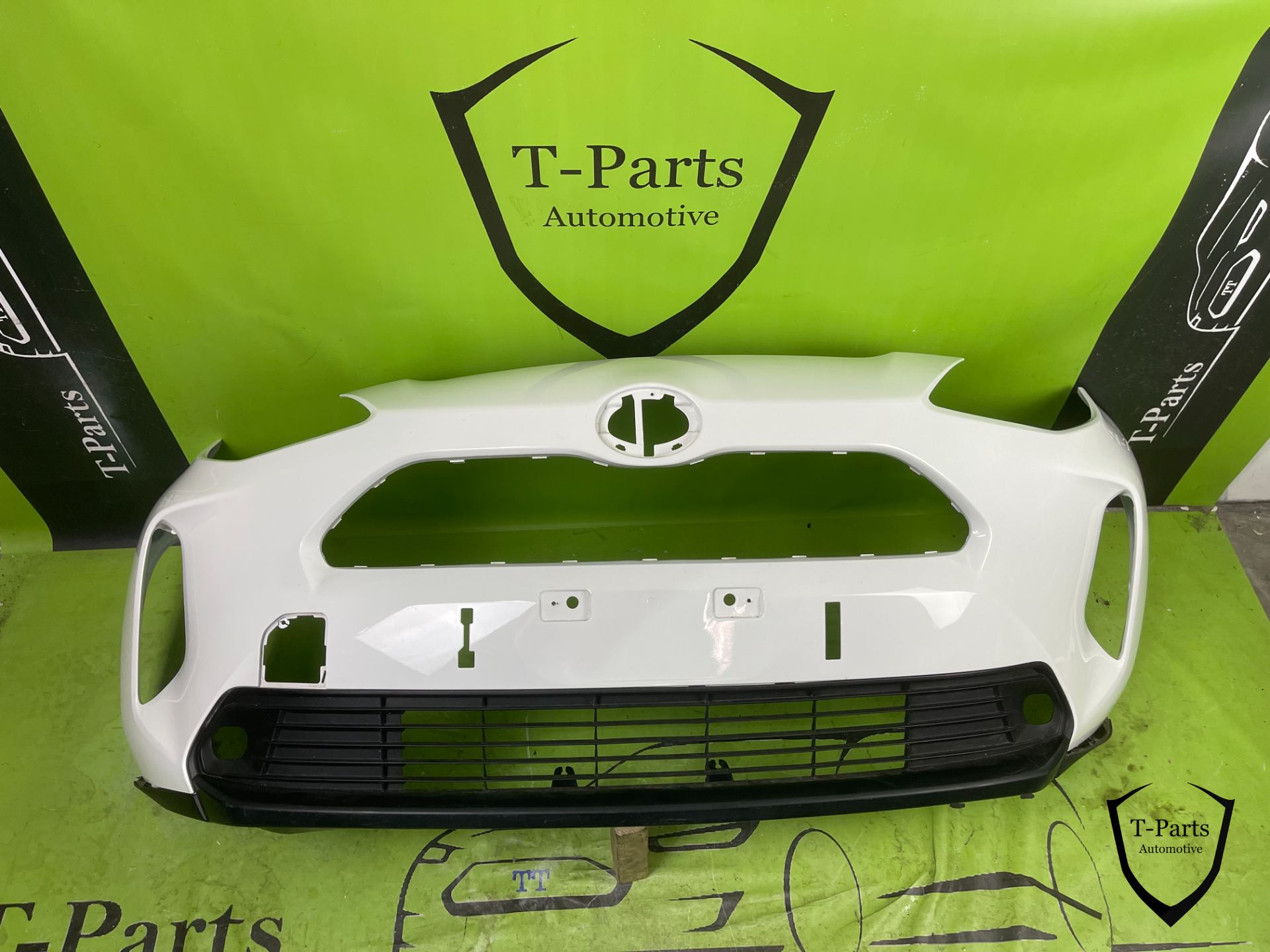Toyota yaris cross P21 WHITE front bumper original bumper 2021+