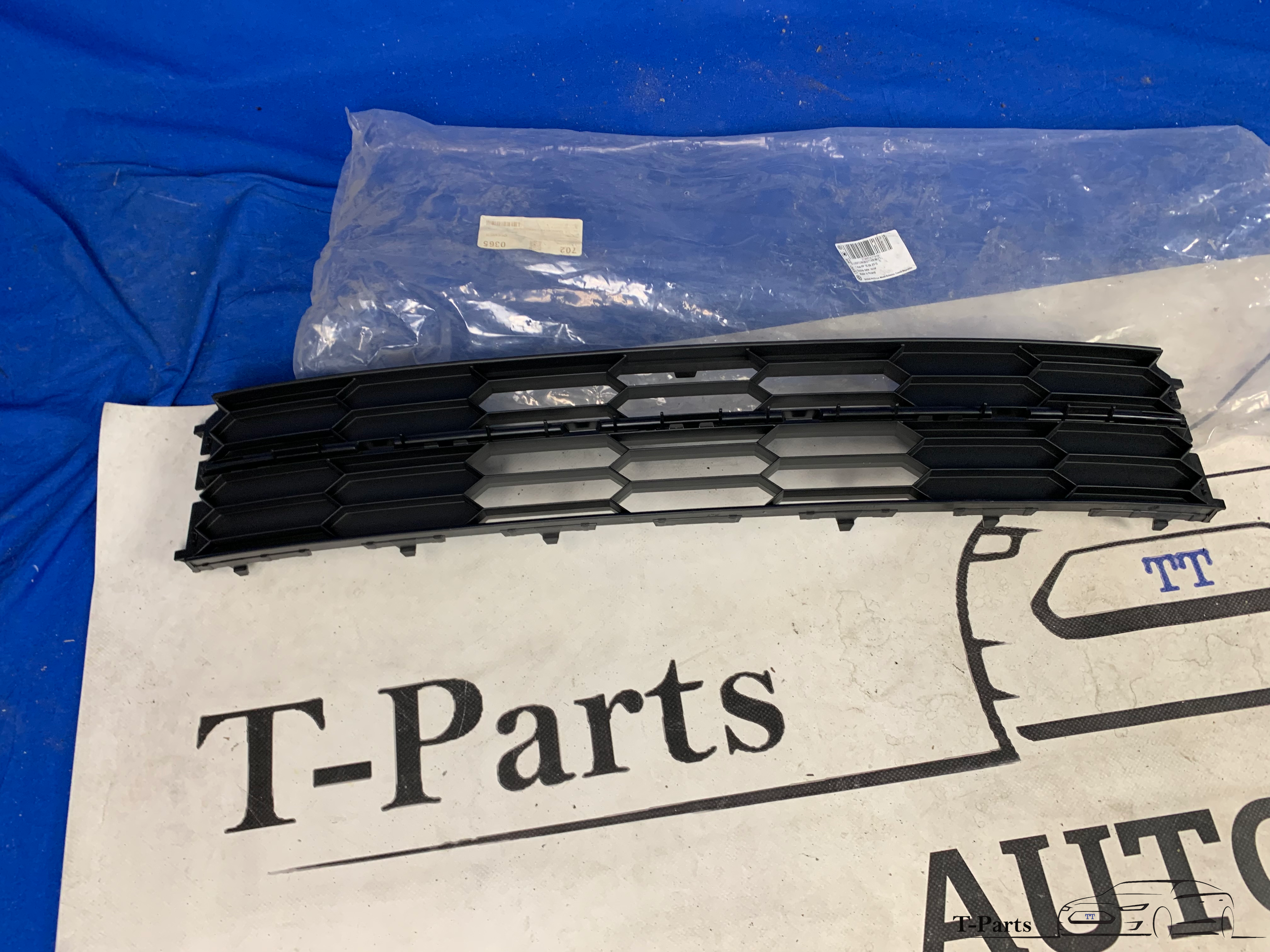 Skoda Superb Kühlergrill Kühlergrill vorne Stoßstange 3t0853677
