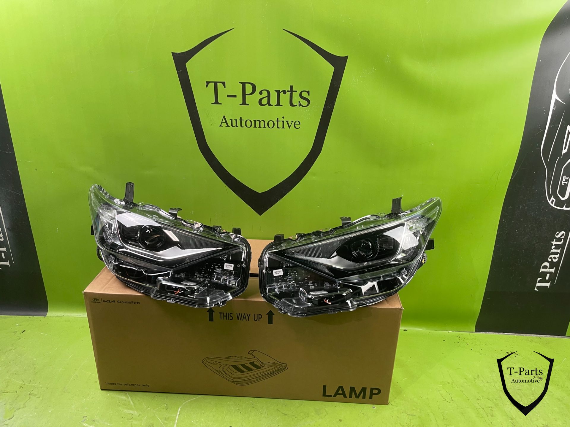 toyota auris headlight left right 8111002k60 8117002k60 lamp