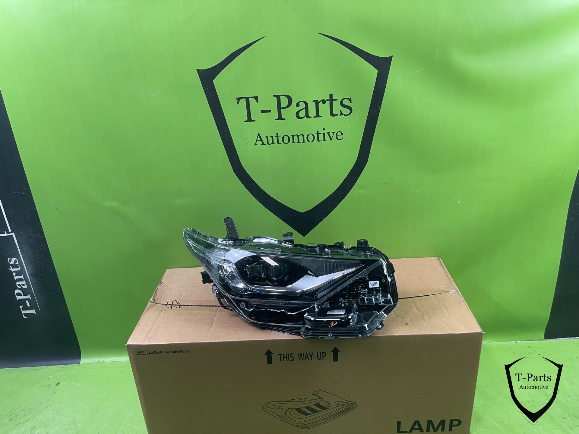 toyota auris headlight right 8111002k60lamp