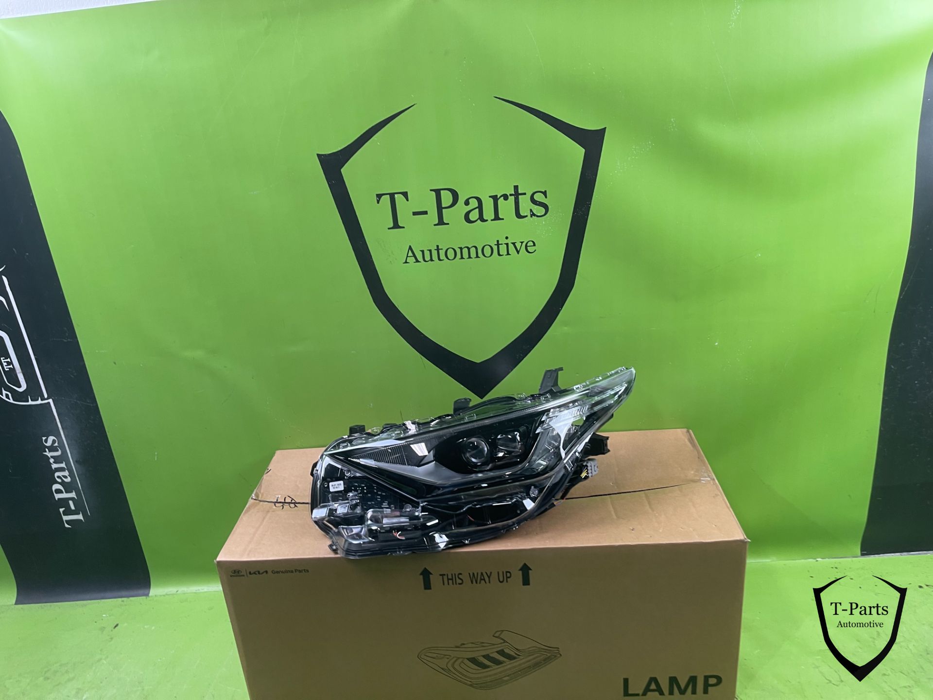 toyota auris headlight left 8117002k60 lamp