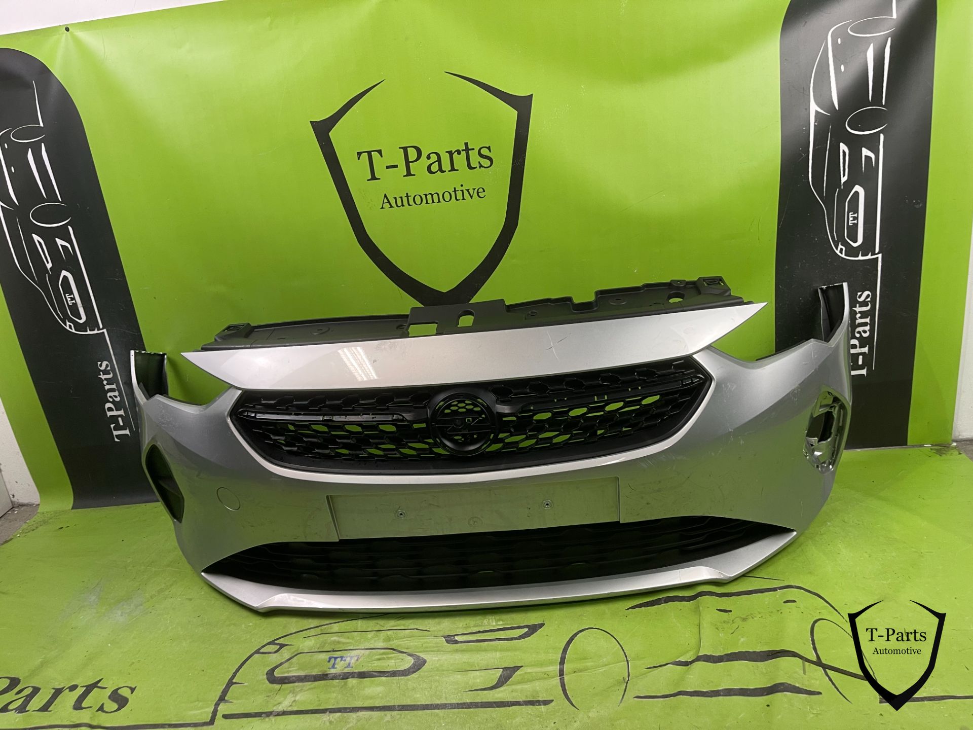 pare-chocs avant de l'Opel Corsa F, grille de calandre