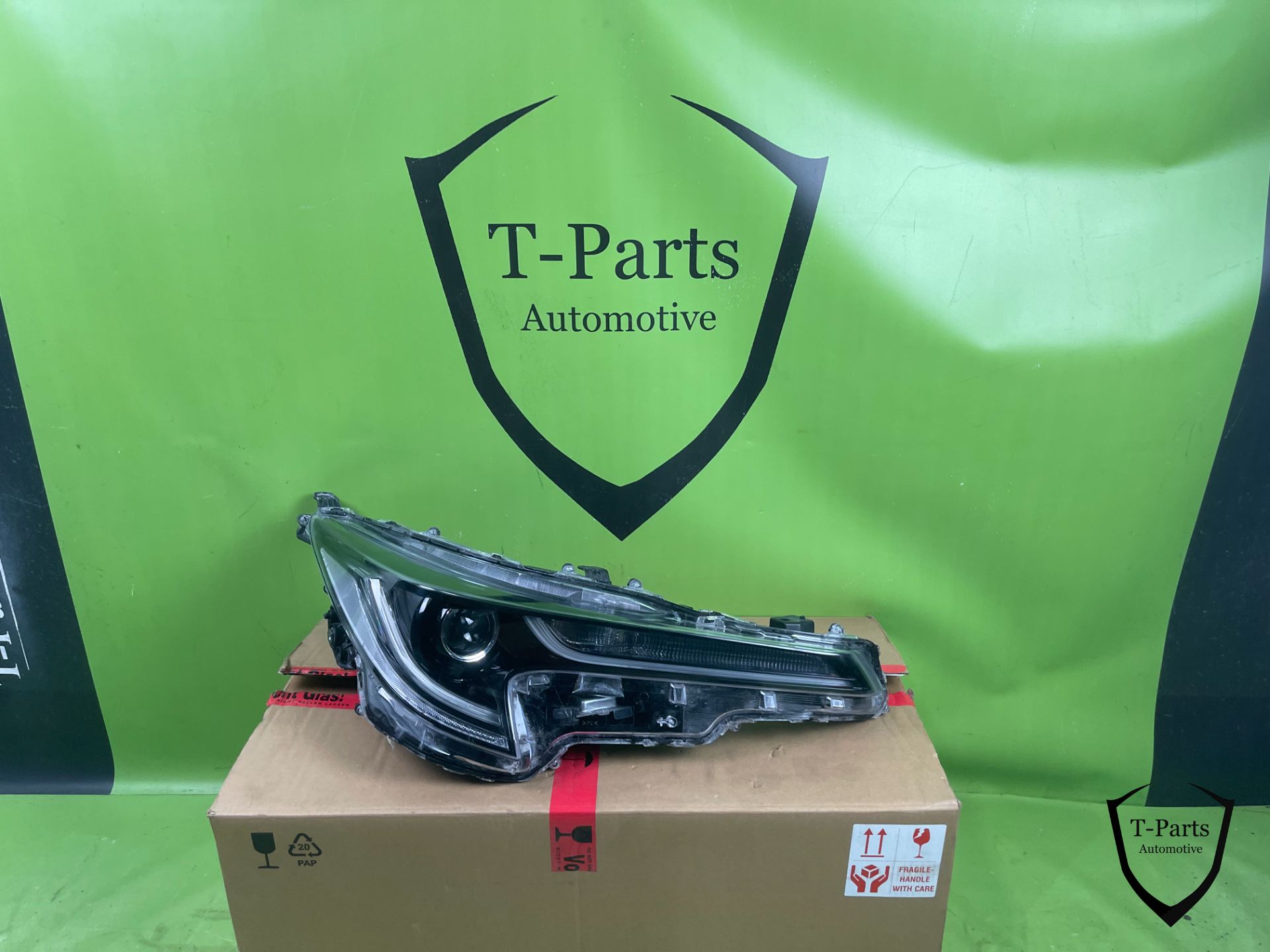 Toyota Corolla right headlight lamp