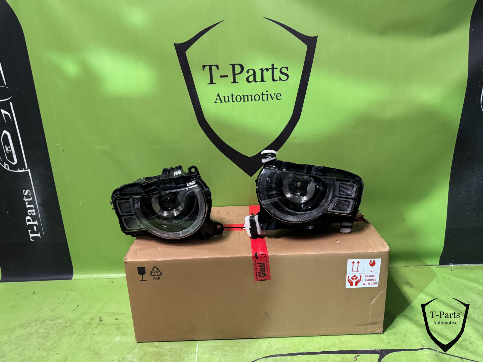 Land rover defender koplamp links rechts L663 lamp L8B213W029HJ L8B213W030EF