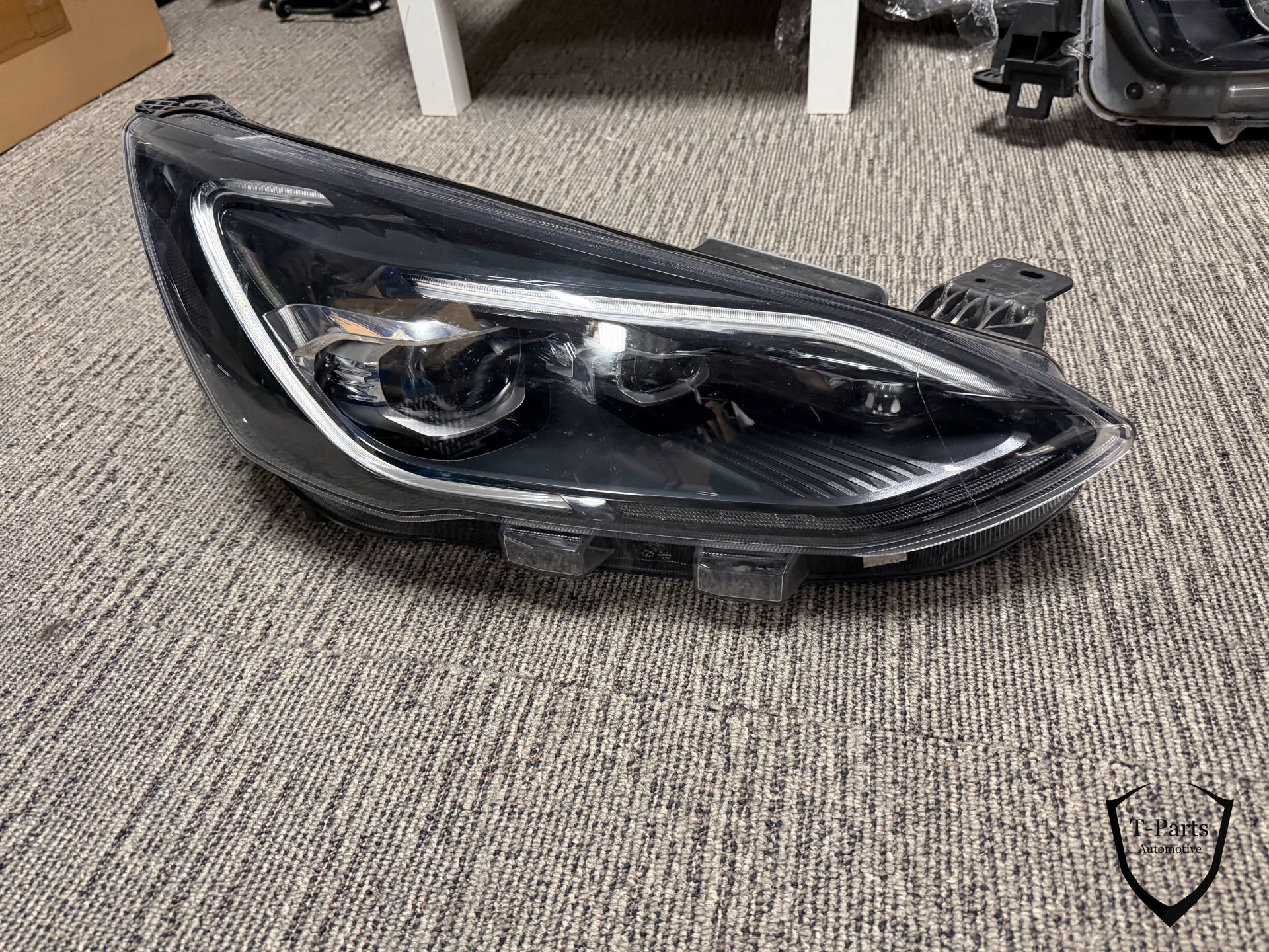 Ford Focus right headlight jx7b13e016ae lamp