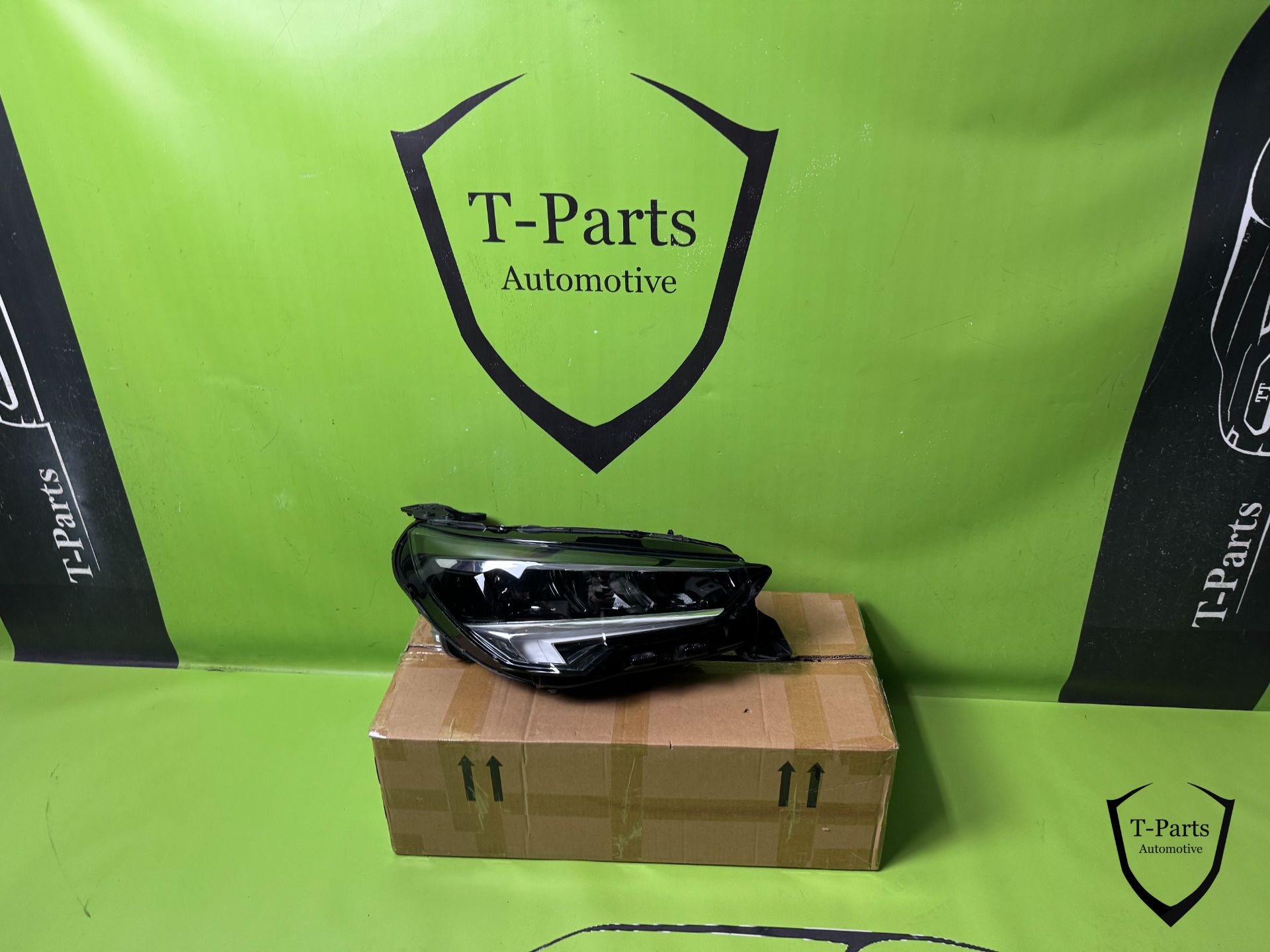 opel corsa F koplamp rechts lamp 39162654