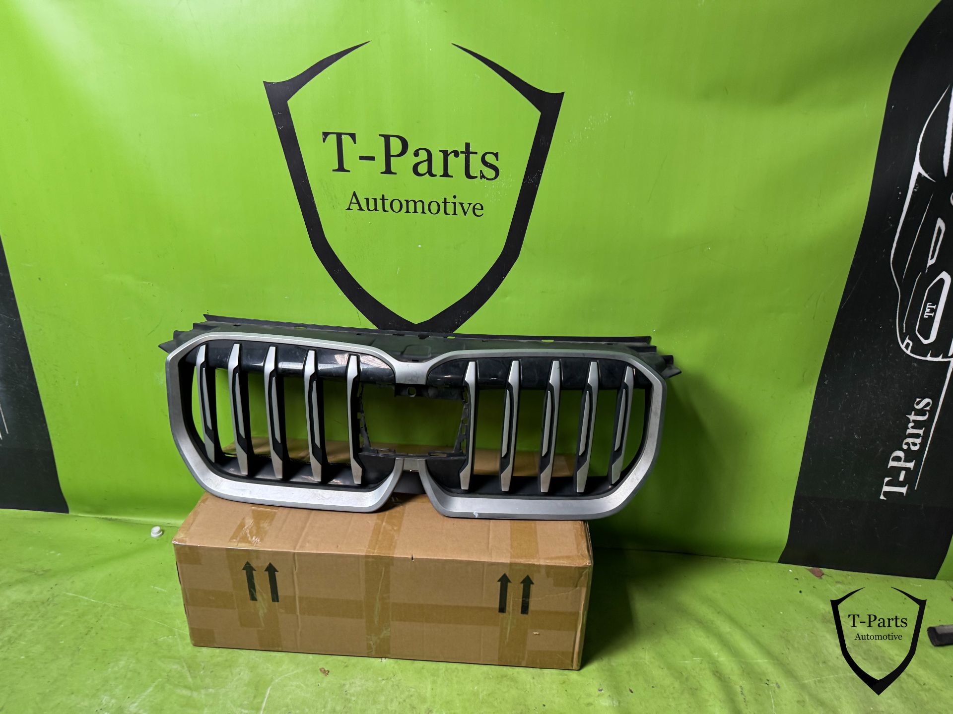 BMW X1 U11 Grille voorbumper 9880301