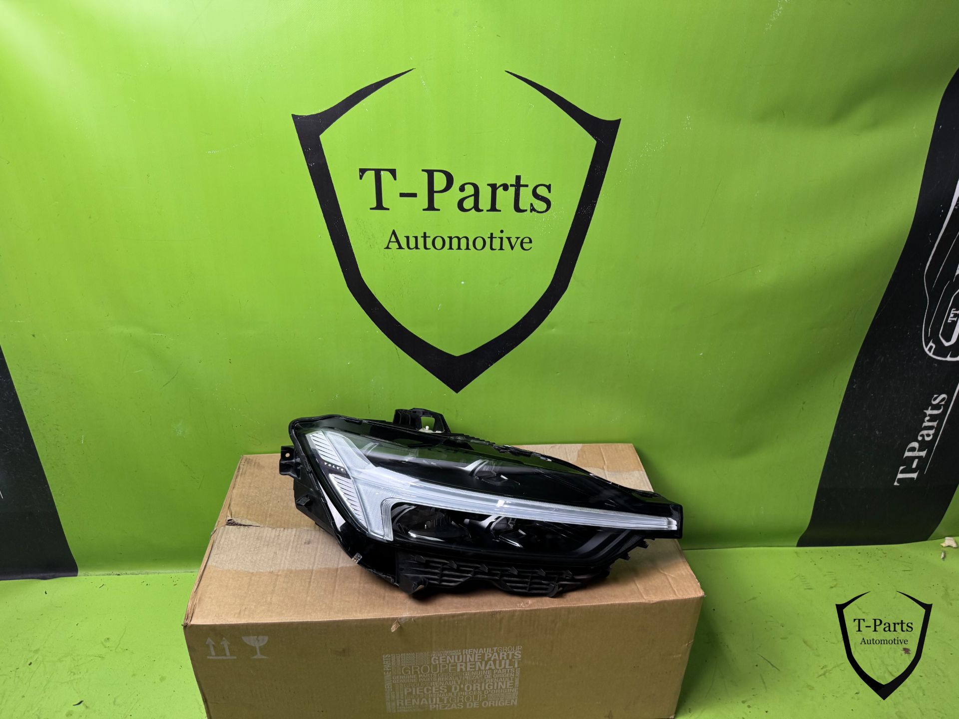 Volvo XC60 right headlight bulb 32404706