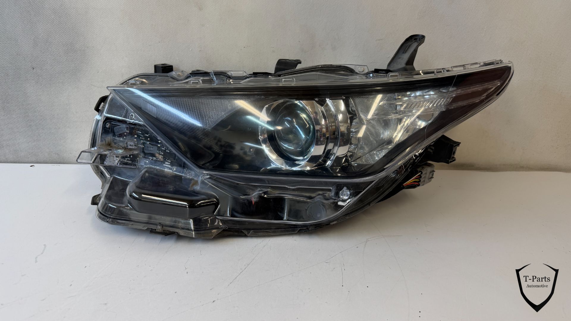 Toyota Auris E180 koplamp links 8115002K30 90070908