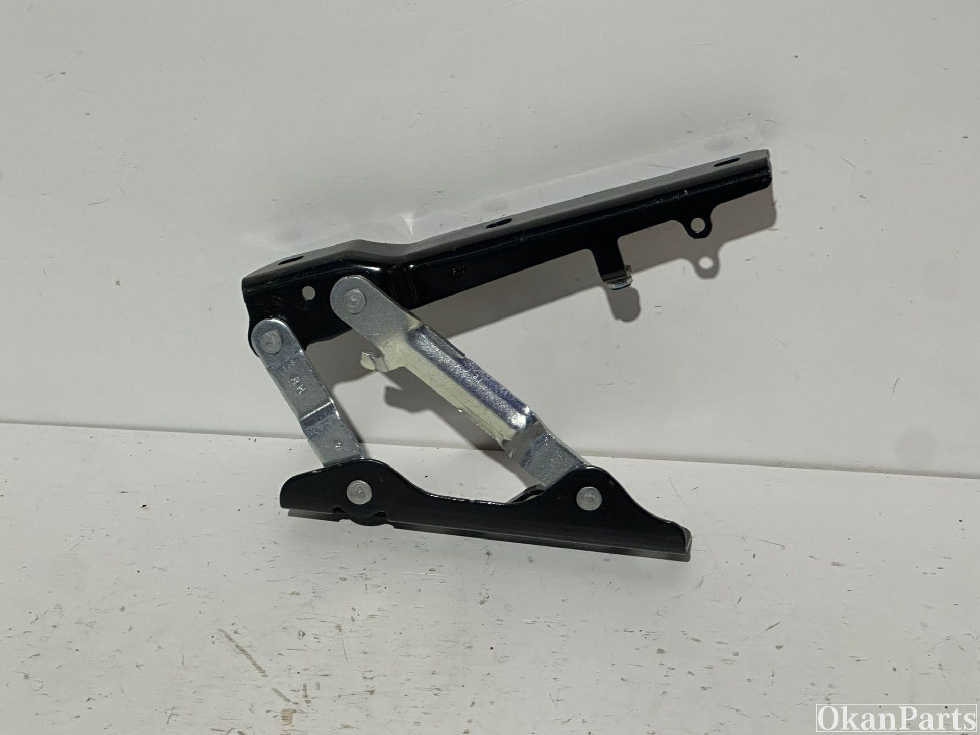 Charnière de capot droite Tesla Model S droite 1029285-00-C