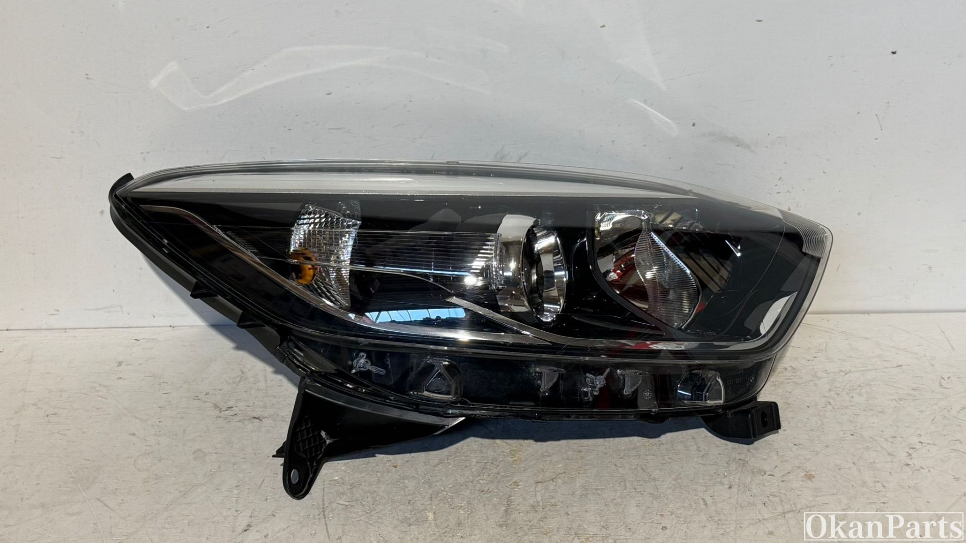 Renault Captur I right headlight right 260103936R