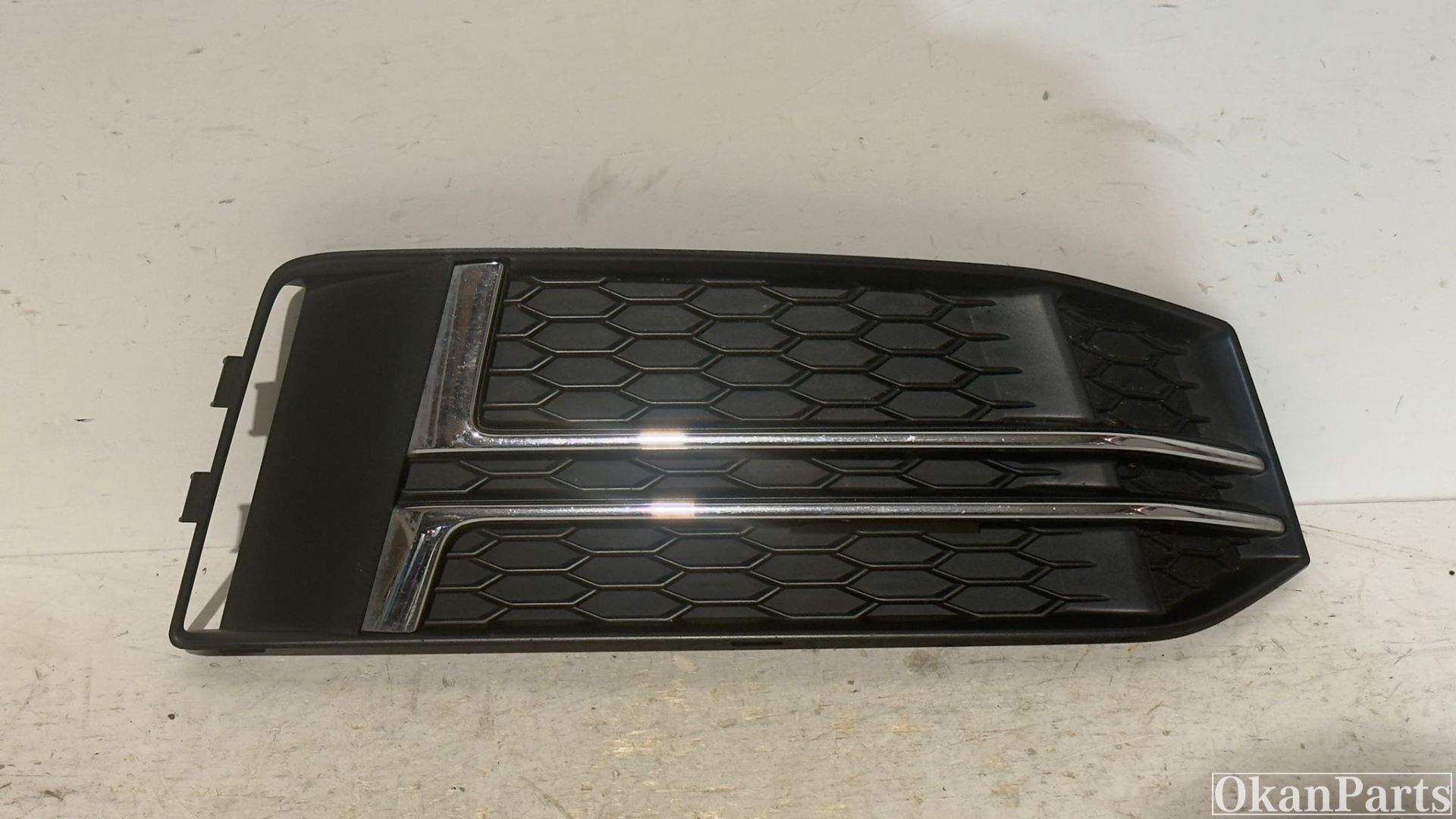Audi A4 8W B9 S-line Nebelscheinwerferabdeckung rechts 8W0807682F