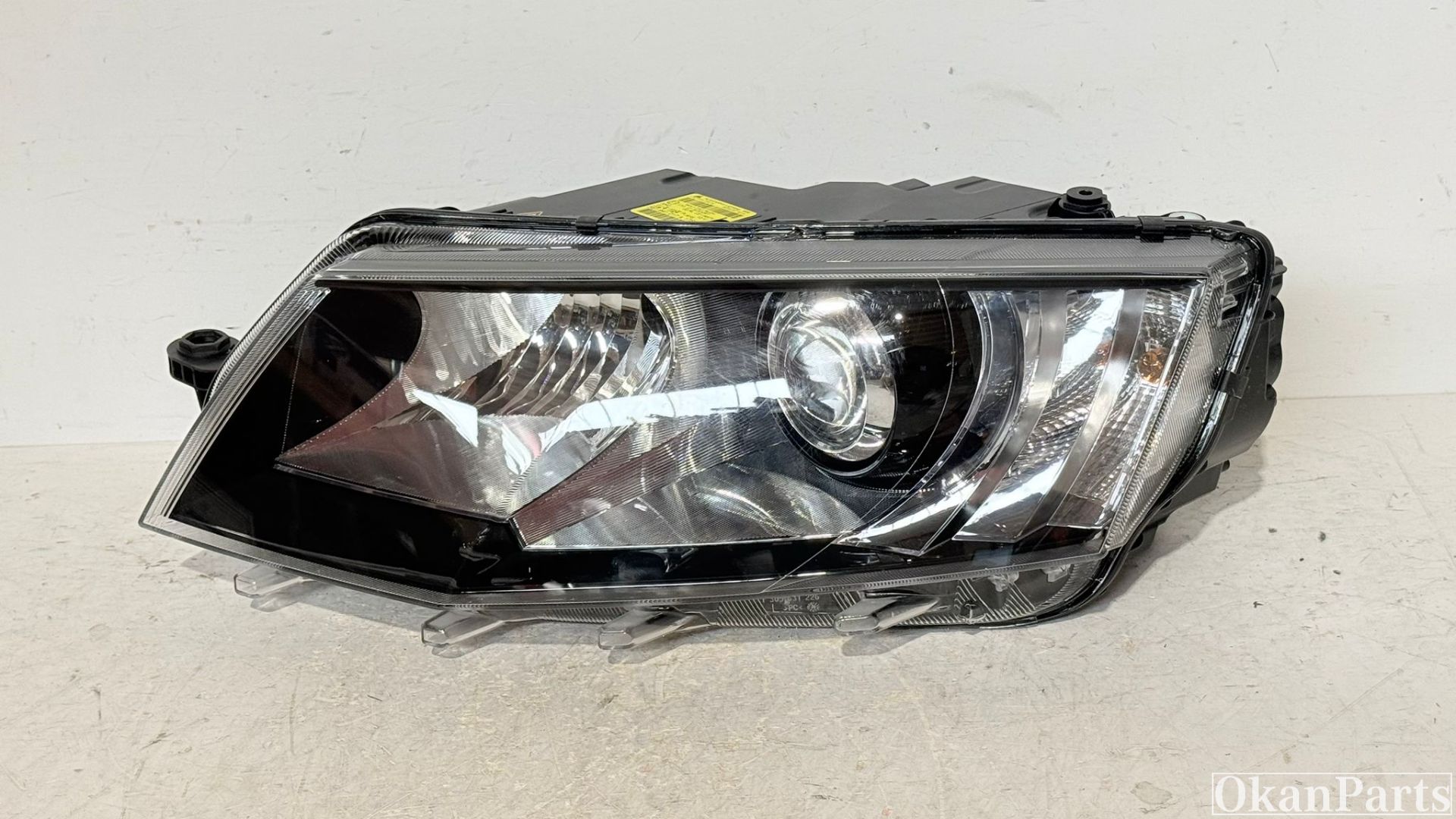Skoda Octavia III D3S Xenon left headlight 5E1941017A
