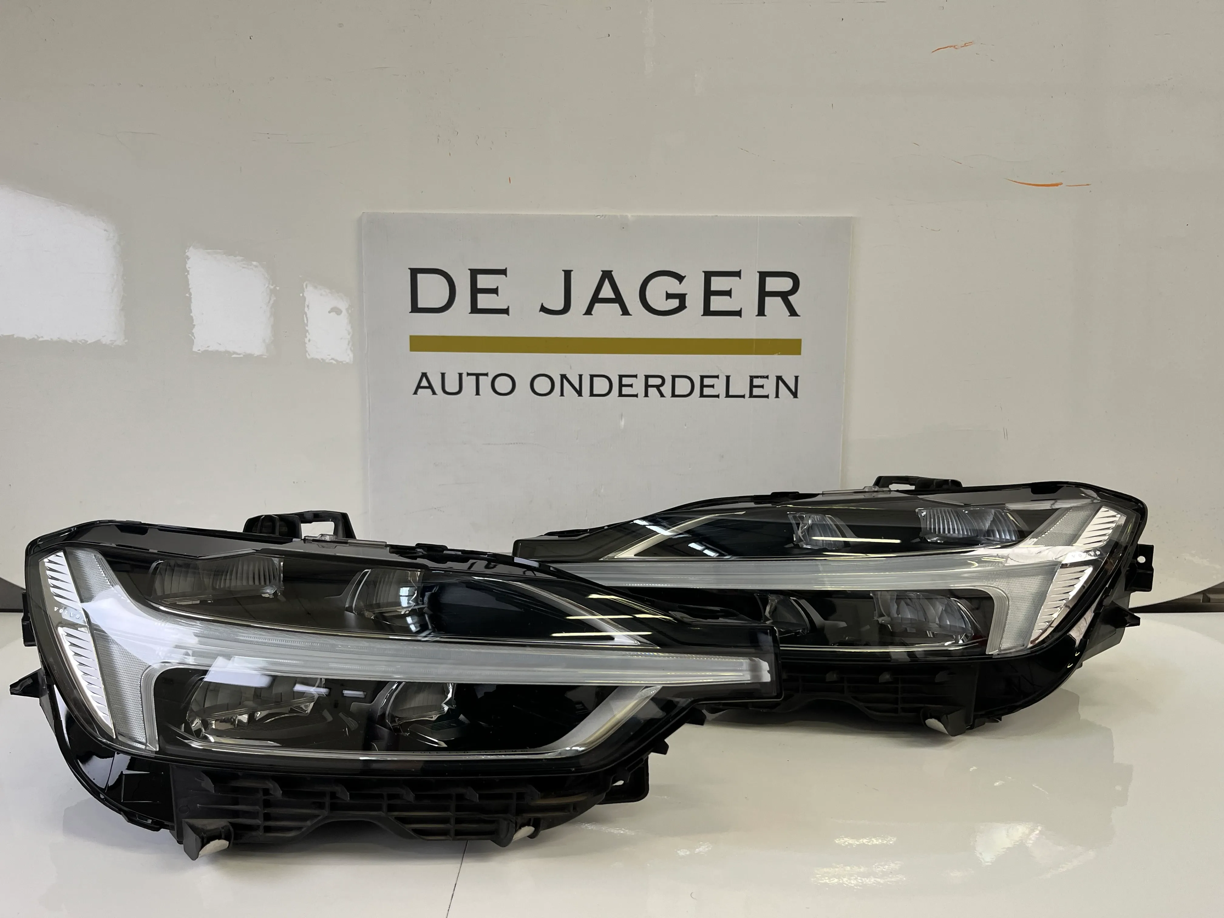 VOLVO XC60 2 FULL LED HEADLIGHTS SET 31420417 31655231
