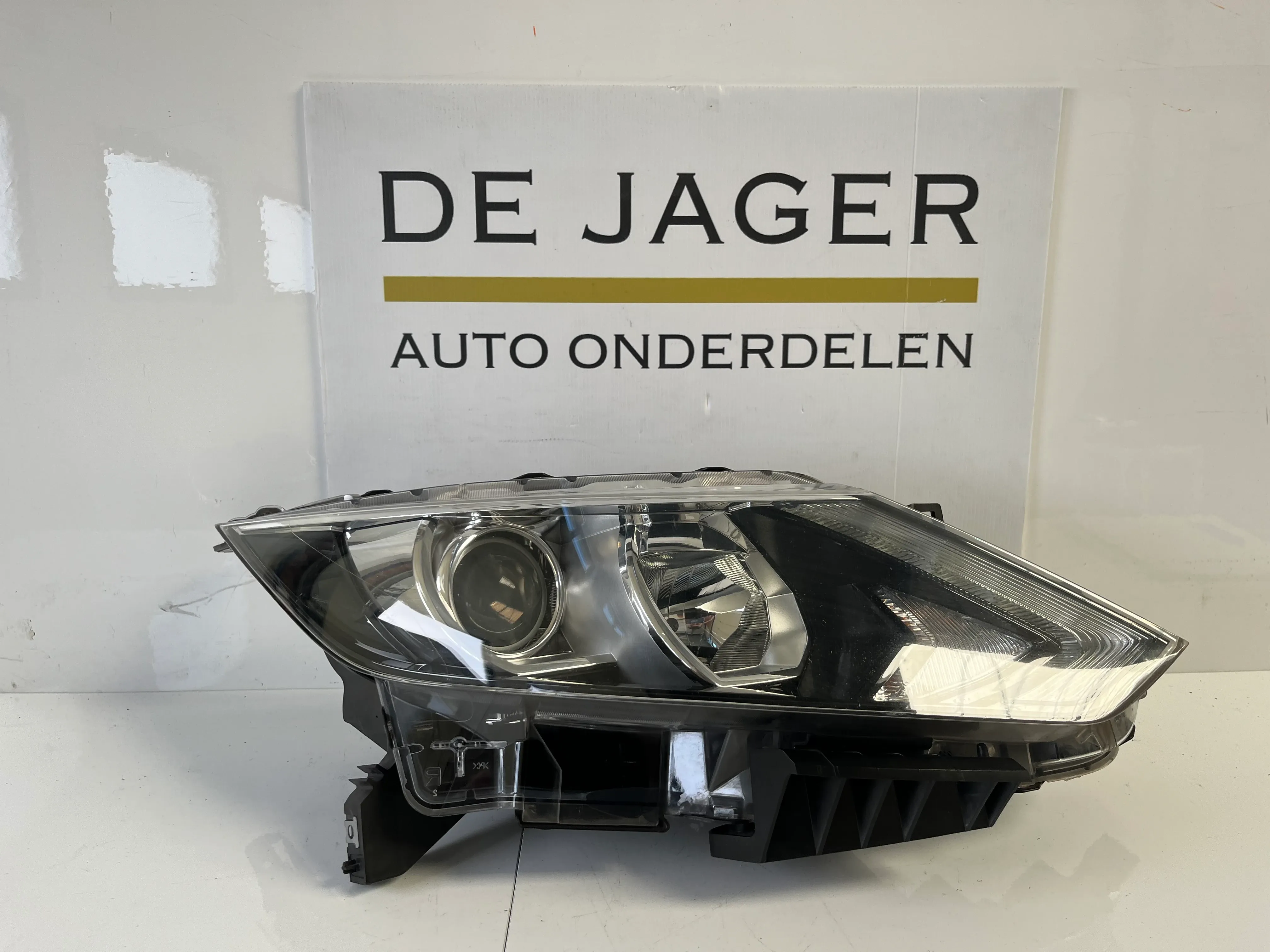 NISSAN QASHQAI J11 KOPLAMP  LED RECHTS 100-18013 BESCHADIGD