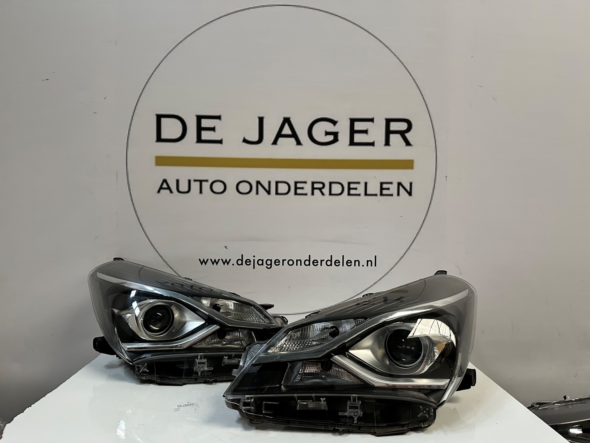 TOYOTA YARIS 3 FACELIFT KOPLAMP SET LINKS EN RECHTS 2014-