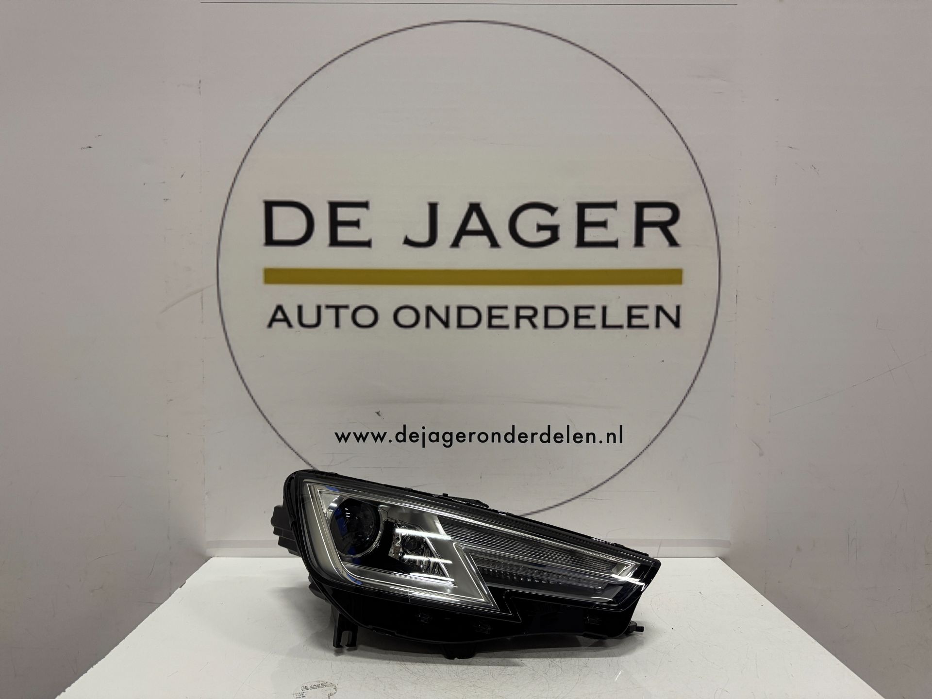 AUDI A4 B9 XENON LED HEADLIGHT RIGHT 8W0941006 2015-
