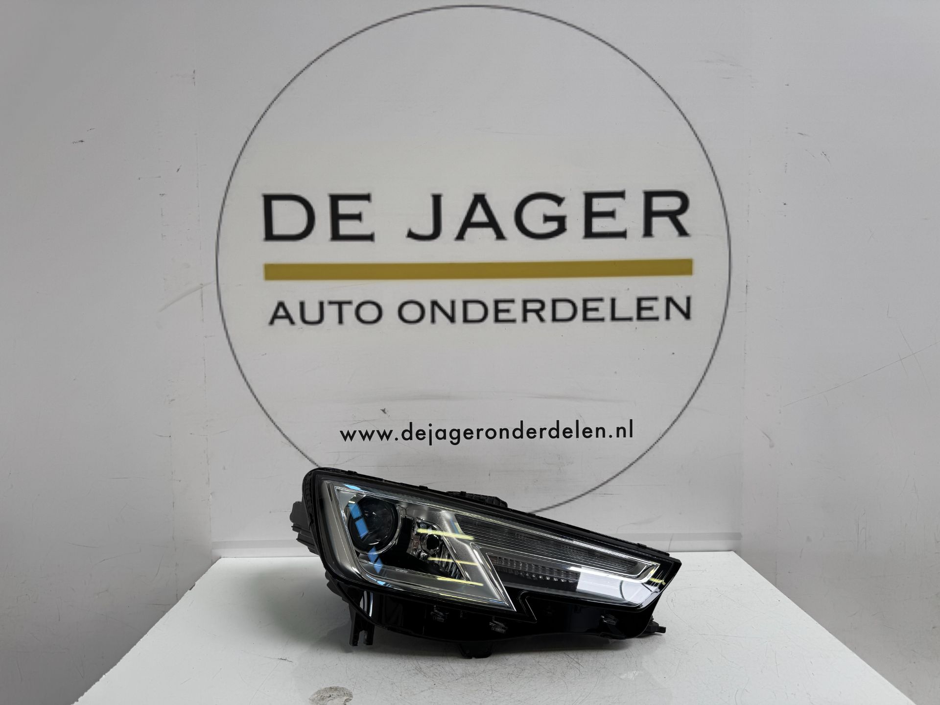 AUDI A4 B9 XENON LED HEADLIGHT RIGHT 8W0941006 2015-