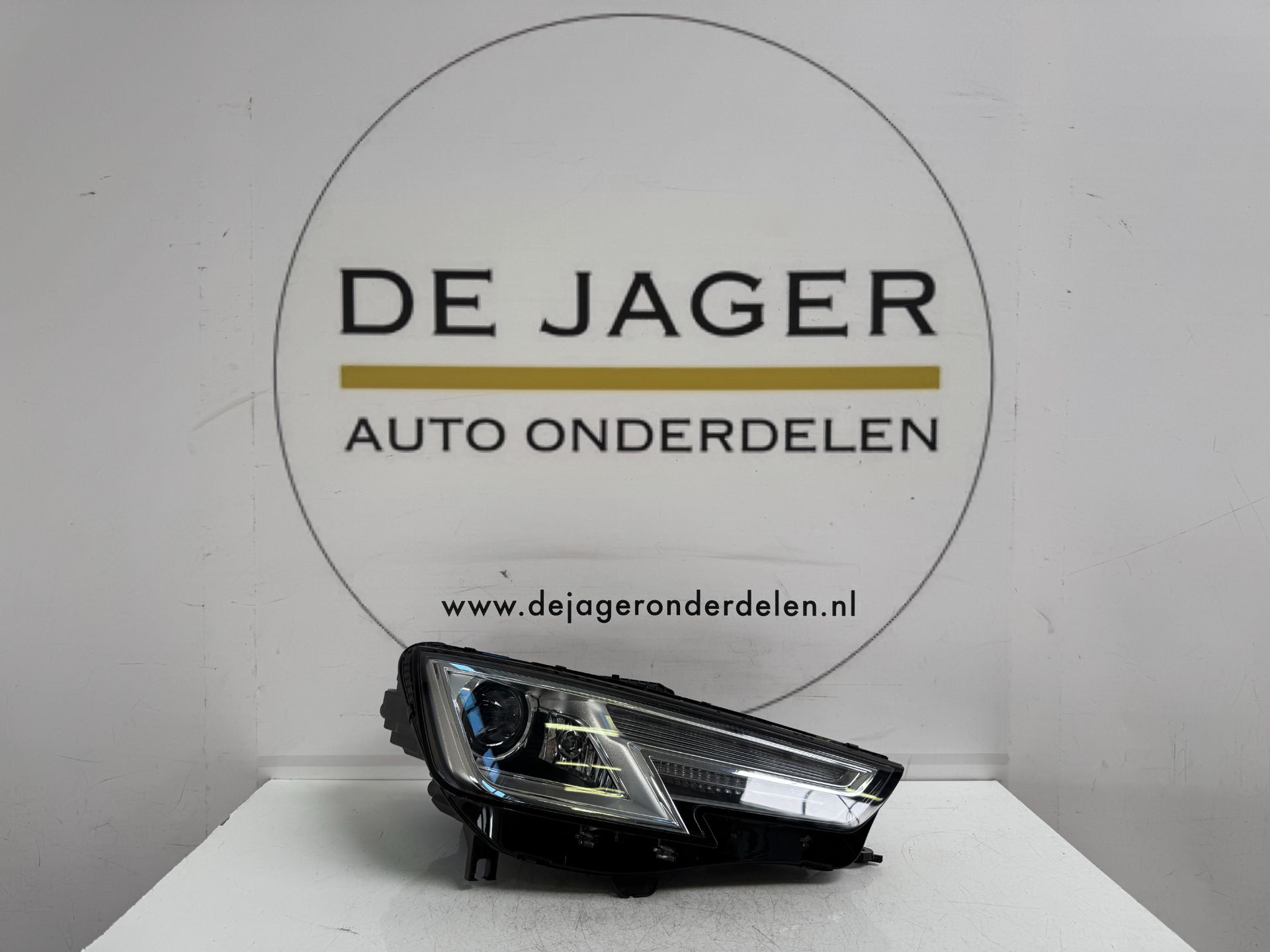 AUDI A4 B9 XENON LED HEADLIGHT RIGHT 8W0941006 2015-