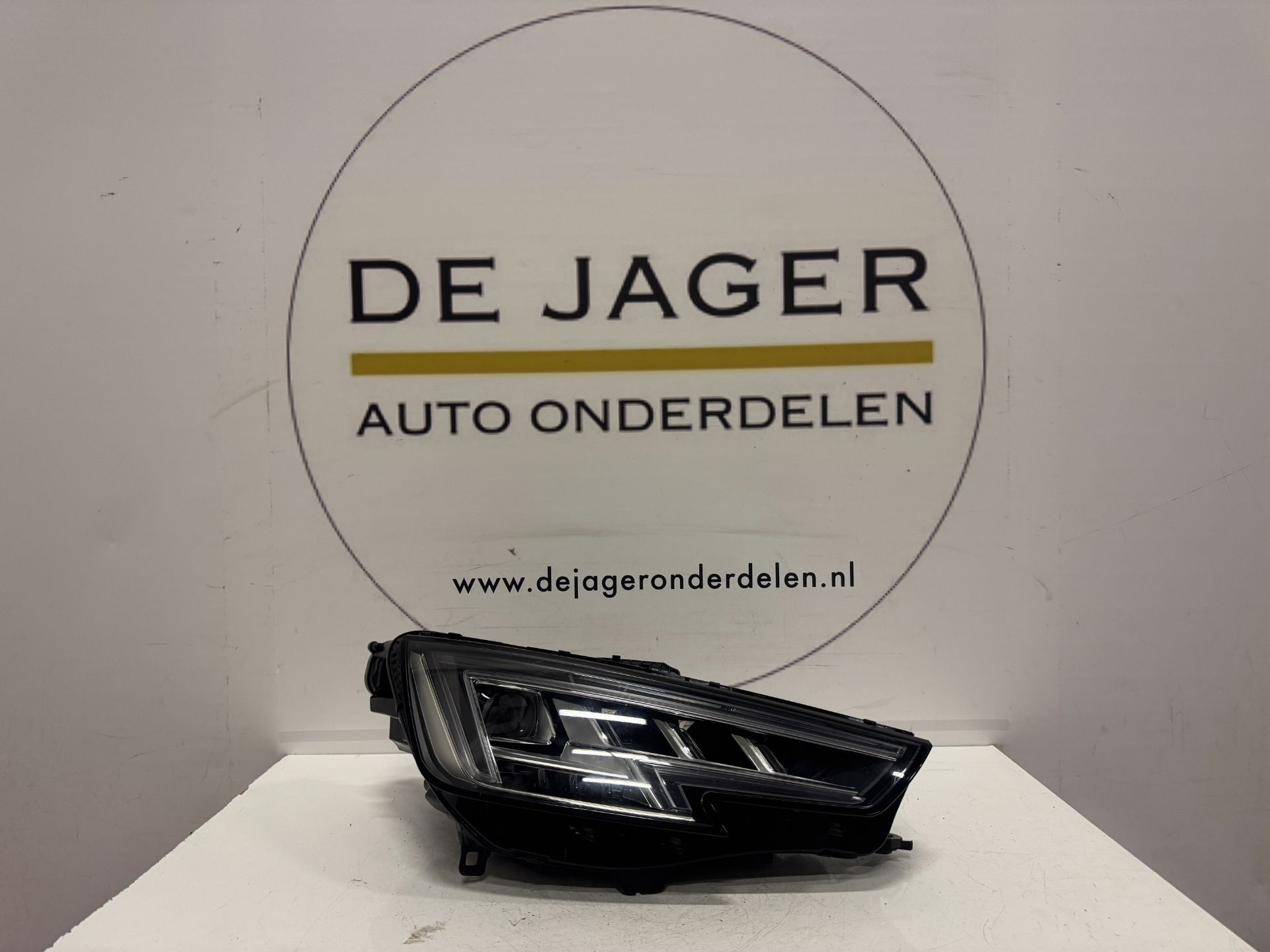 AUDI A4 B9 KOPLAMP RECHTS MATRIX LED 8W0941036