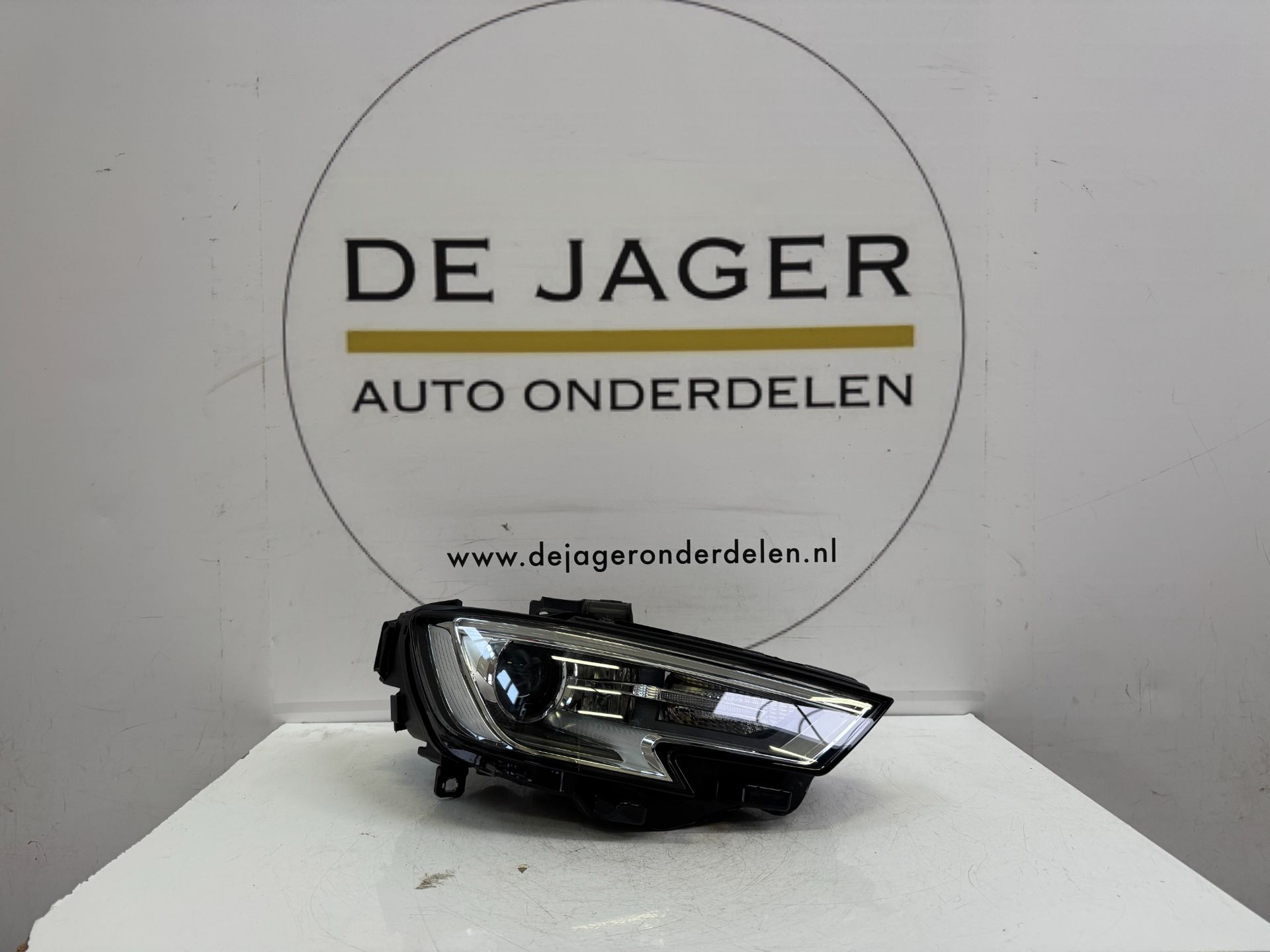 AUDI A3 FACELIFT XENON LED HEADLIGHT RIGHT 8V0941006E 2016-