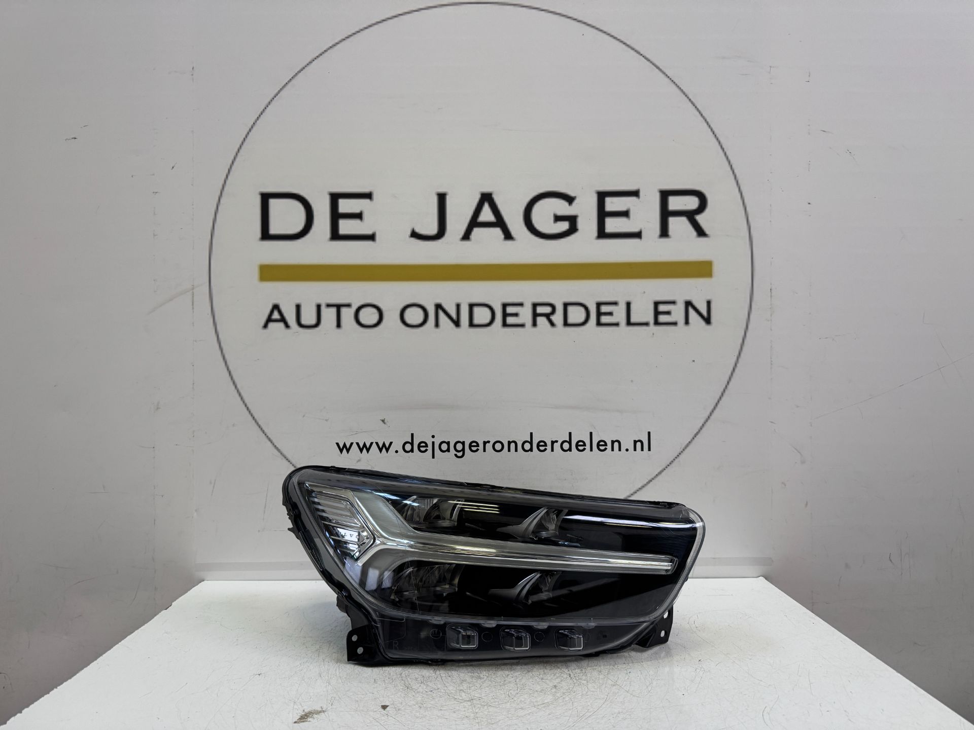 Phare avant droit complet à LED pour Volvo XC40 (référence 31655982)