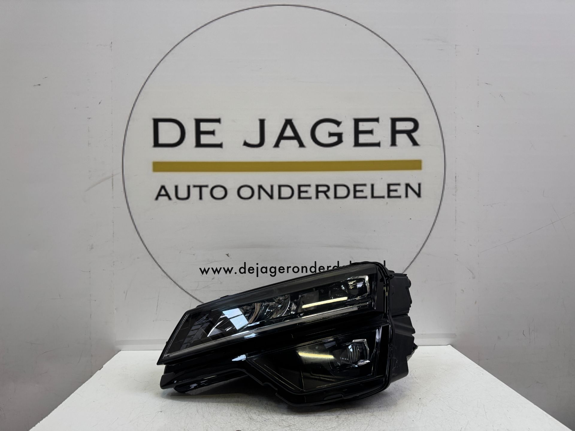 Phare avant gauche complet à LED pour Skoda Karoq (référence 57B941015B).