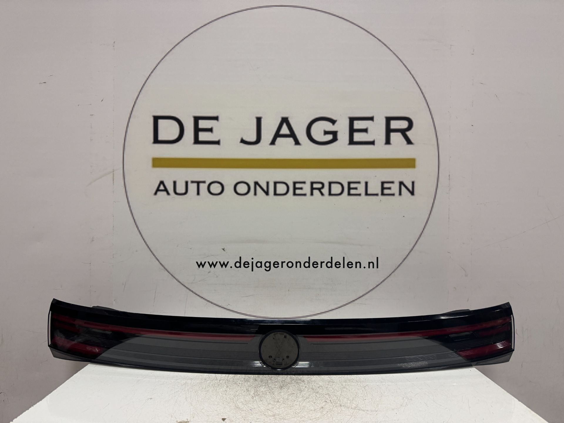 VW TAIGO REAR LIGHT CENTER MOLDING 2G7945093