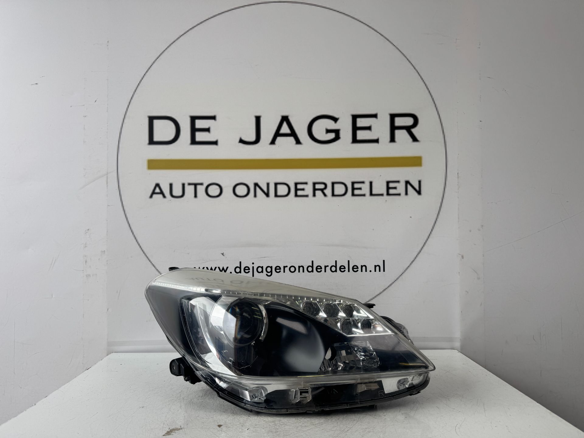 TOYOTA YARIS P13 HYBRID KOPLAMP RECHTS